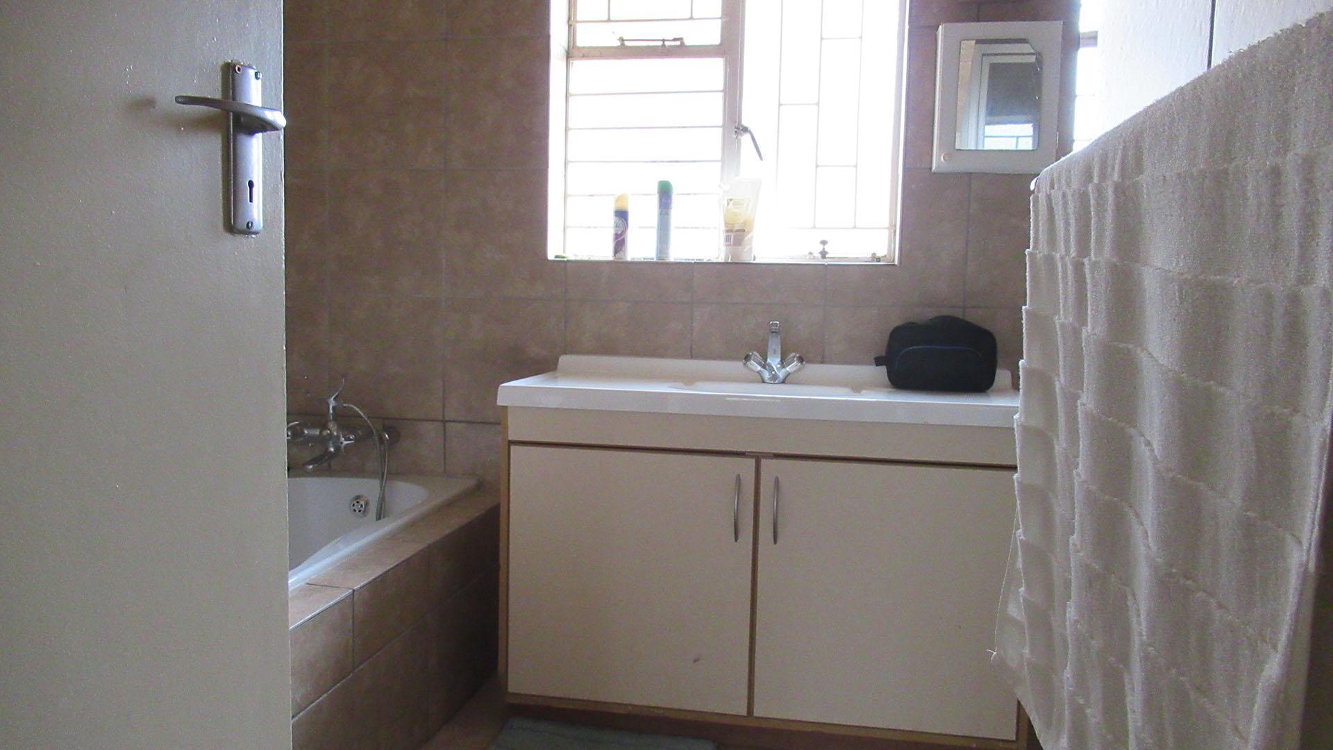 Bathroom 2 - 7 square meters of property in Glenharvie
