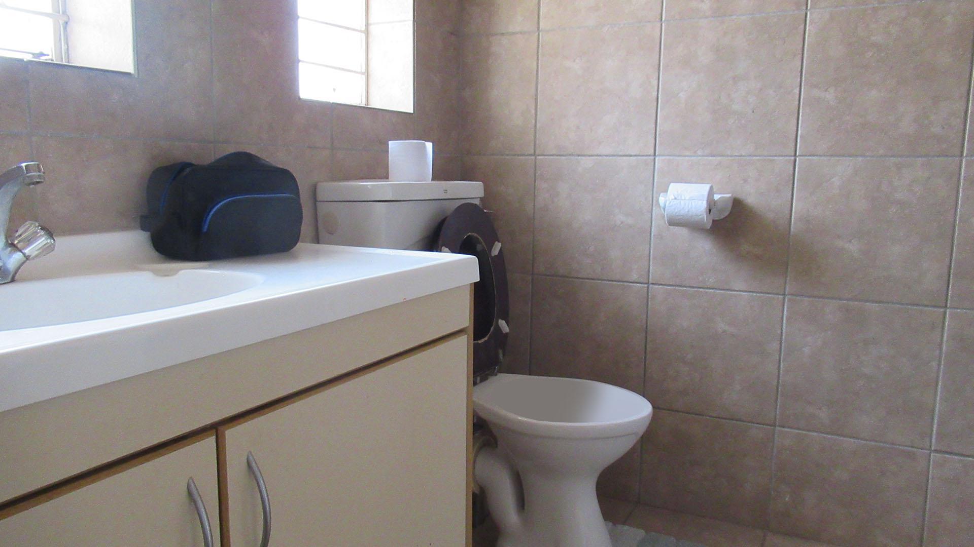 Bathroom 2 - 7 square meters of property in Glenharvie