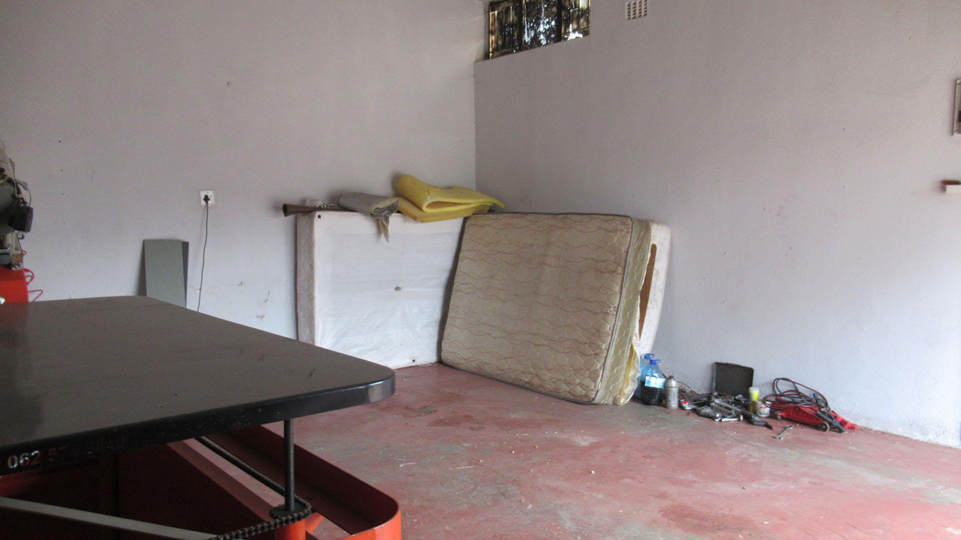 Garage - 38 square meters of property in Glenharvie