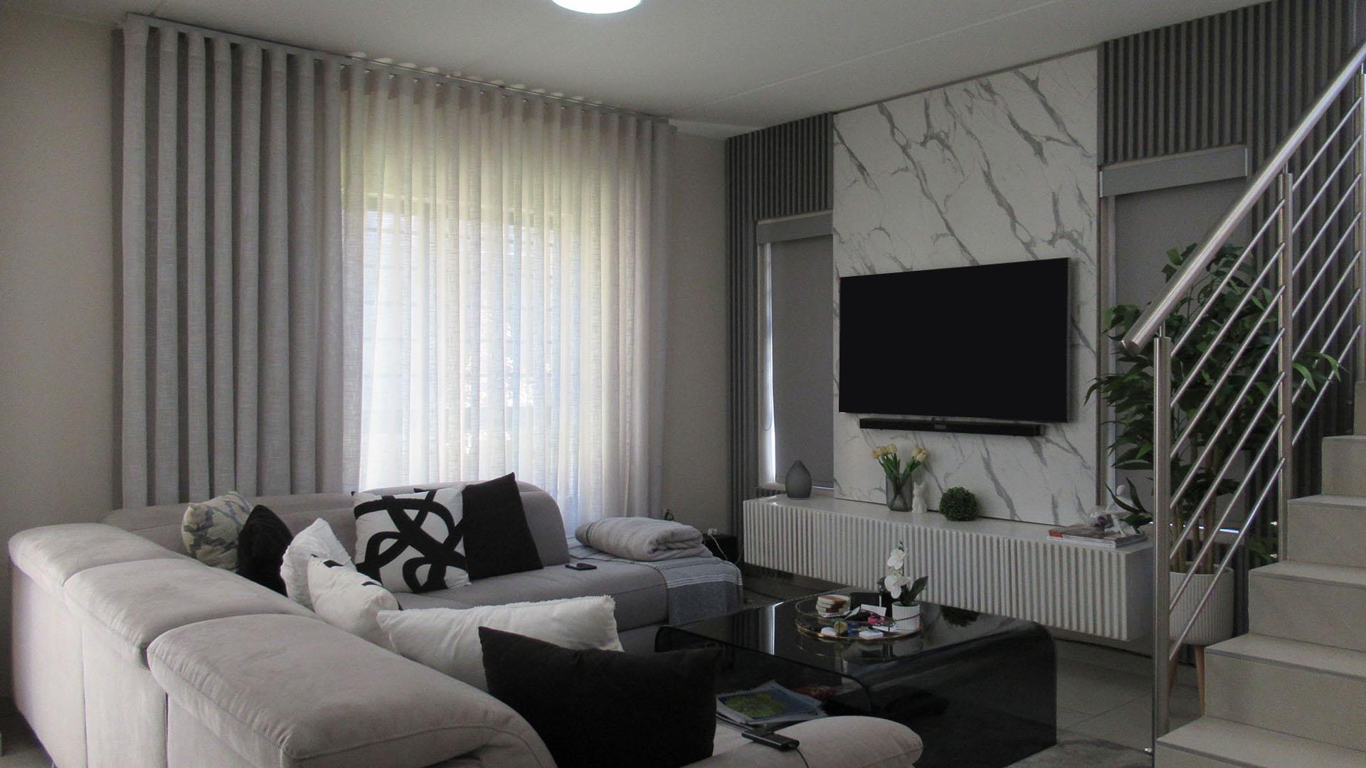 Lounges - 15 square meters of property in Witkoppen