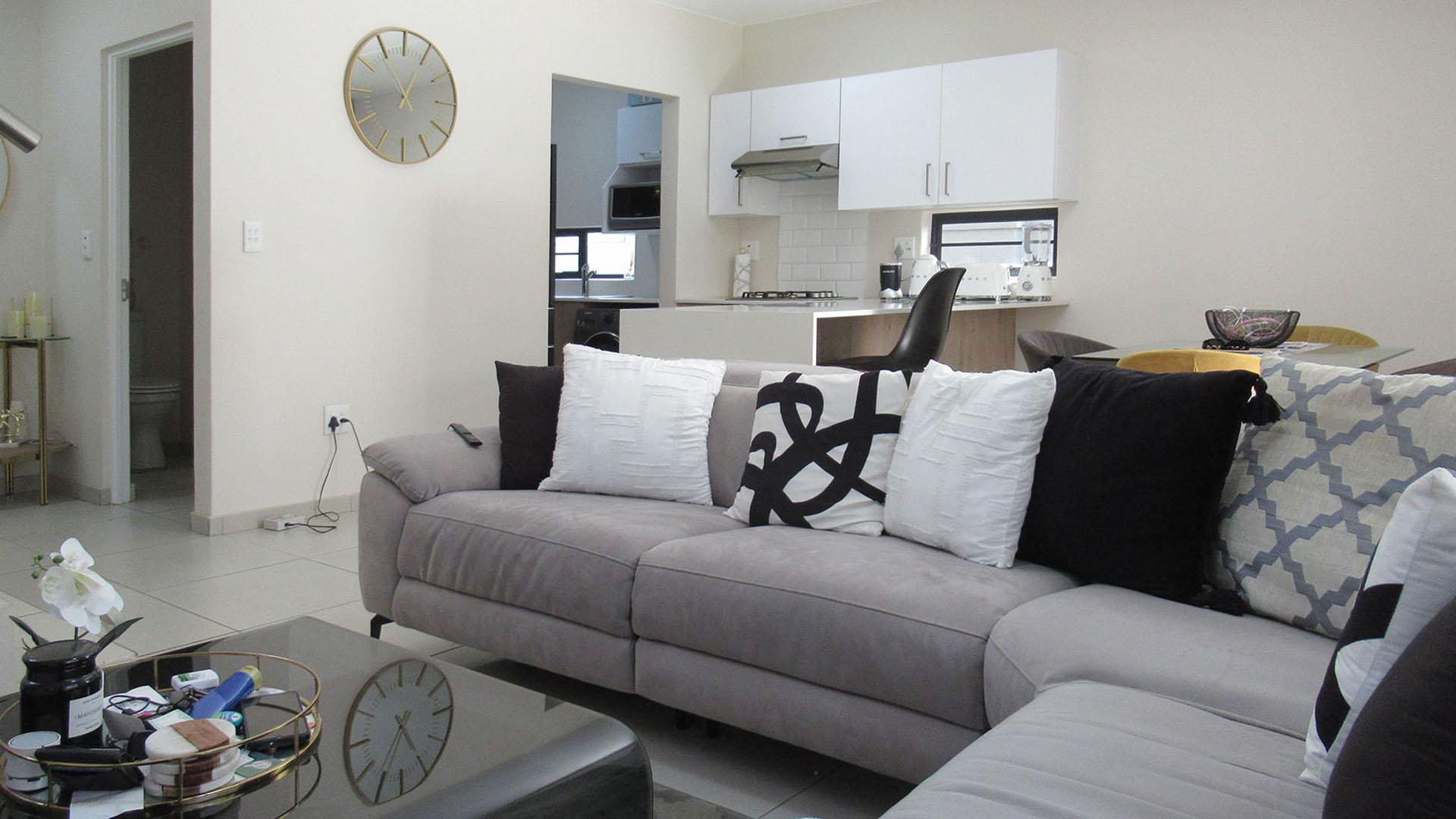 Lounges - 15 square meters of property in Witkoppen