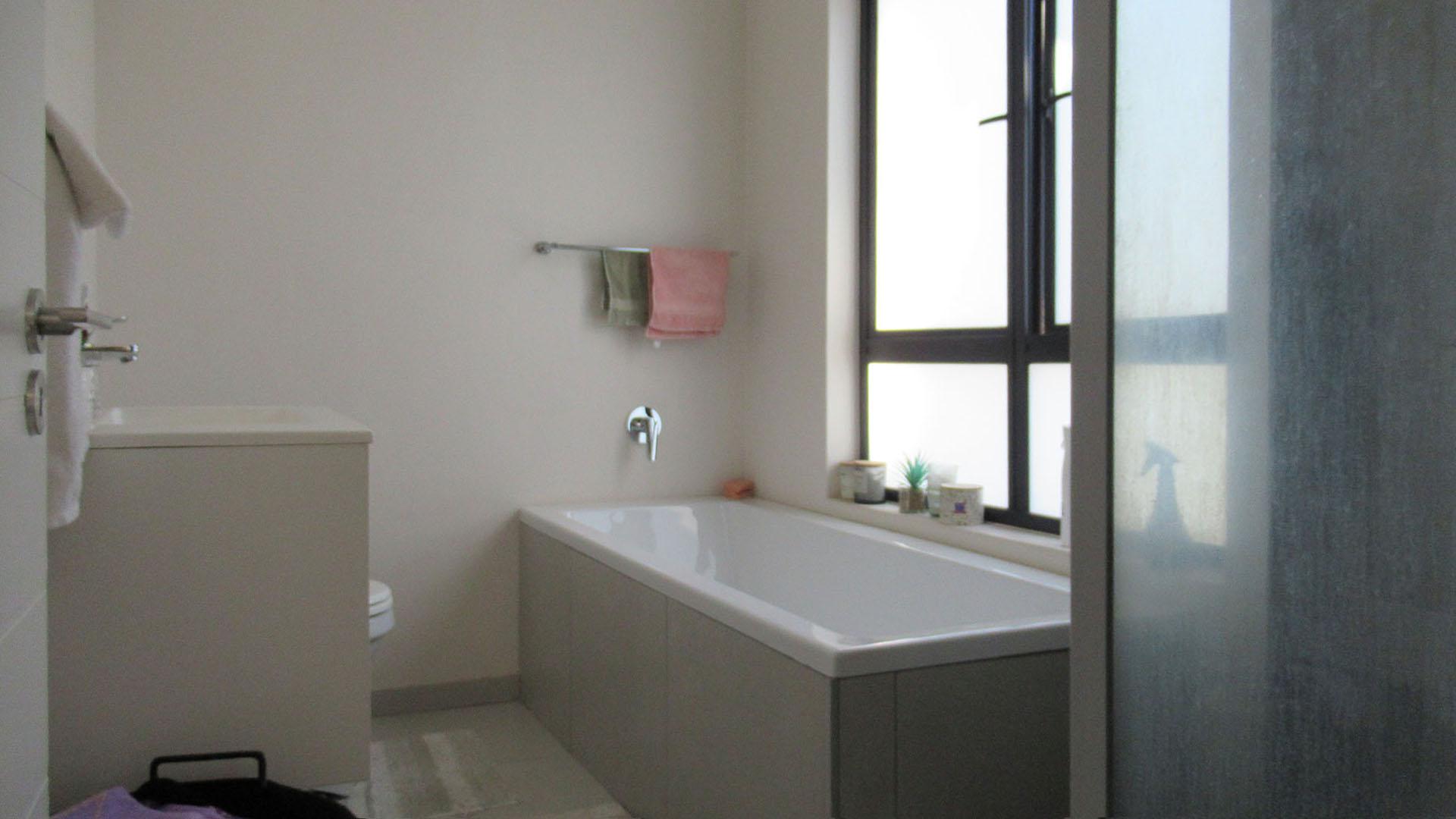 Main Bathroom - 6 square meters of property in Witkoppen