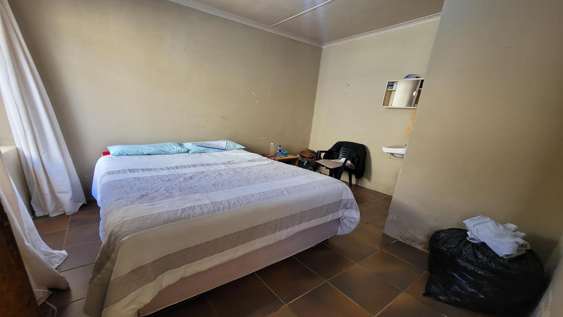 Bed Room 5+ of property in East London