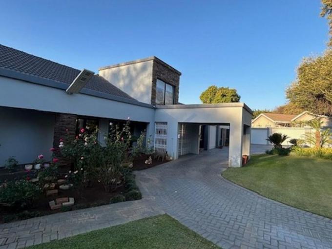 4 Bedroom House for Sale For Sale in Protea Park Remove - MR678577