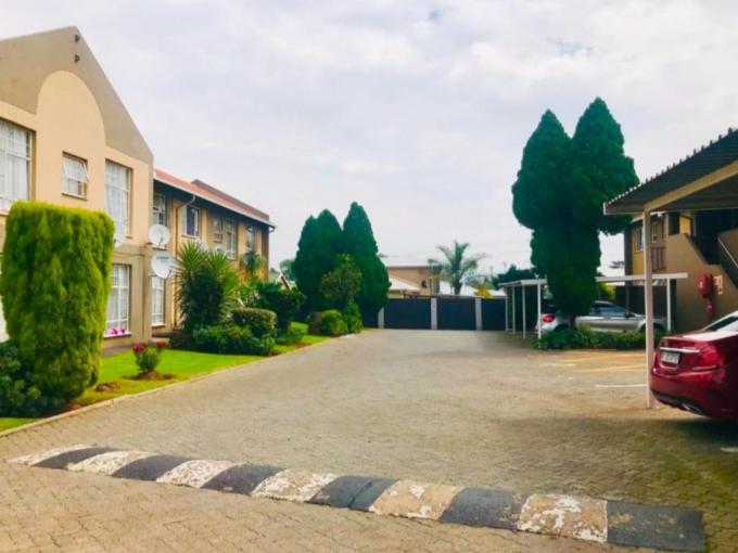 2 Bedroom Simplex for Sale For Sale in Verwoerdpark - MR678623
