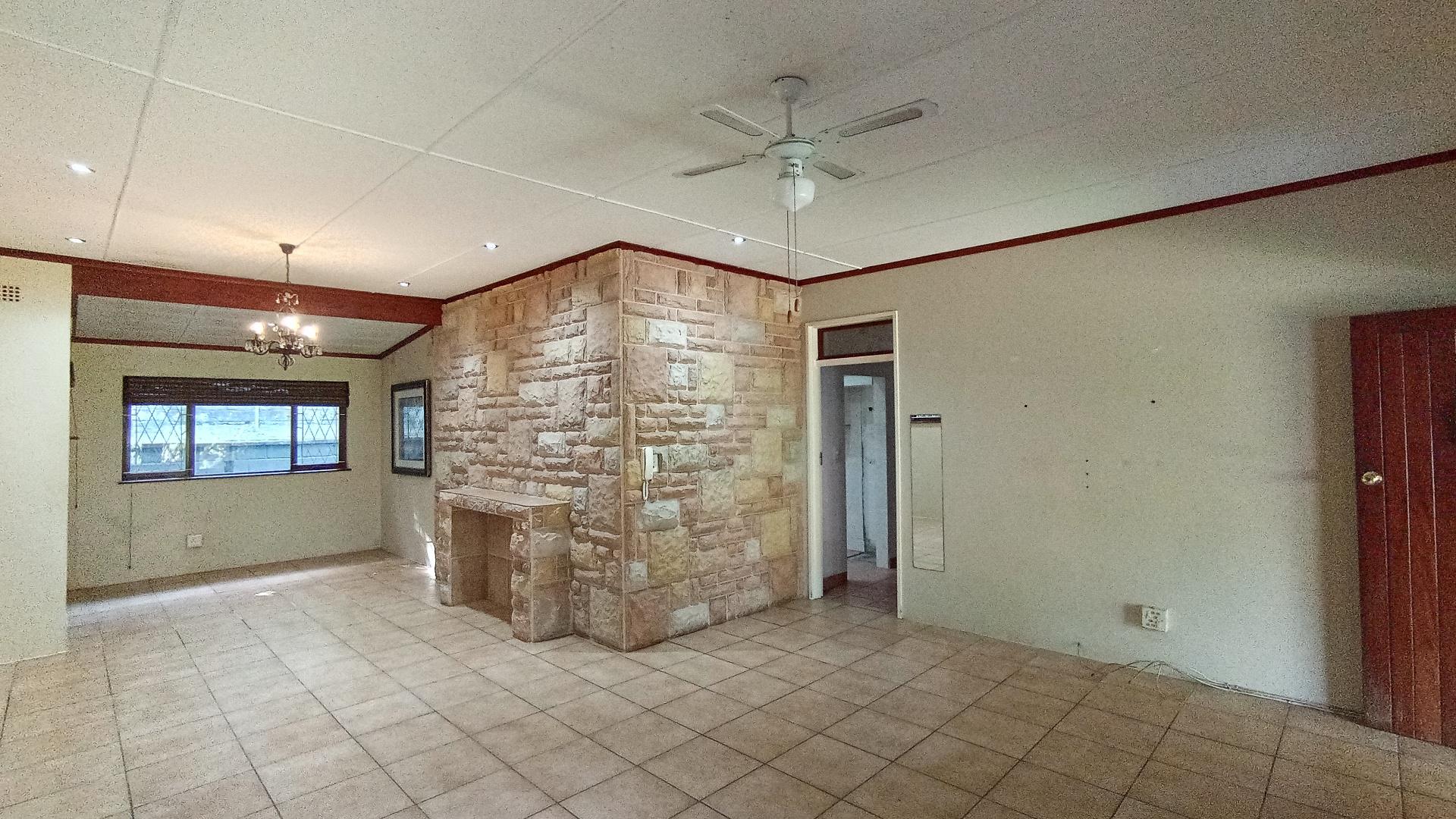 Lounges - 30 square meters of property in Umtentweni