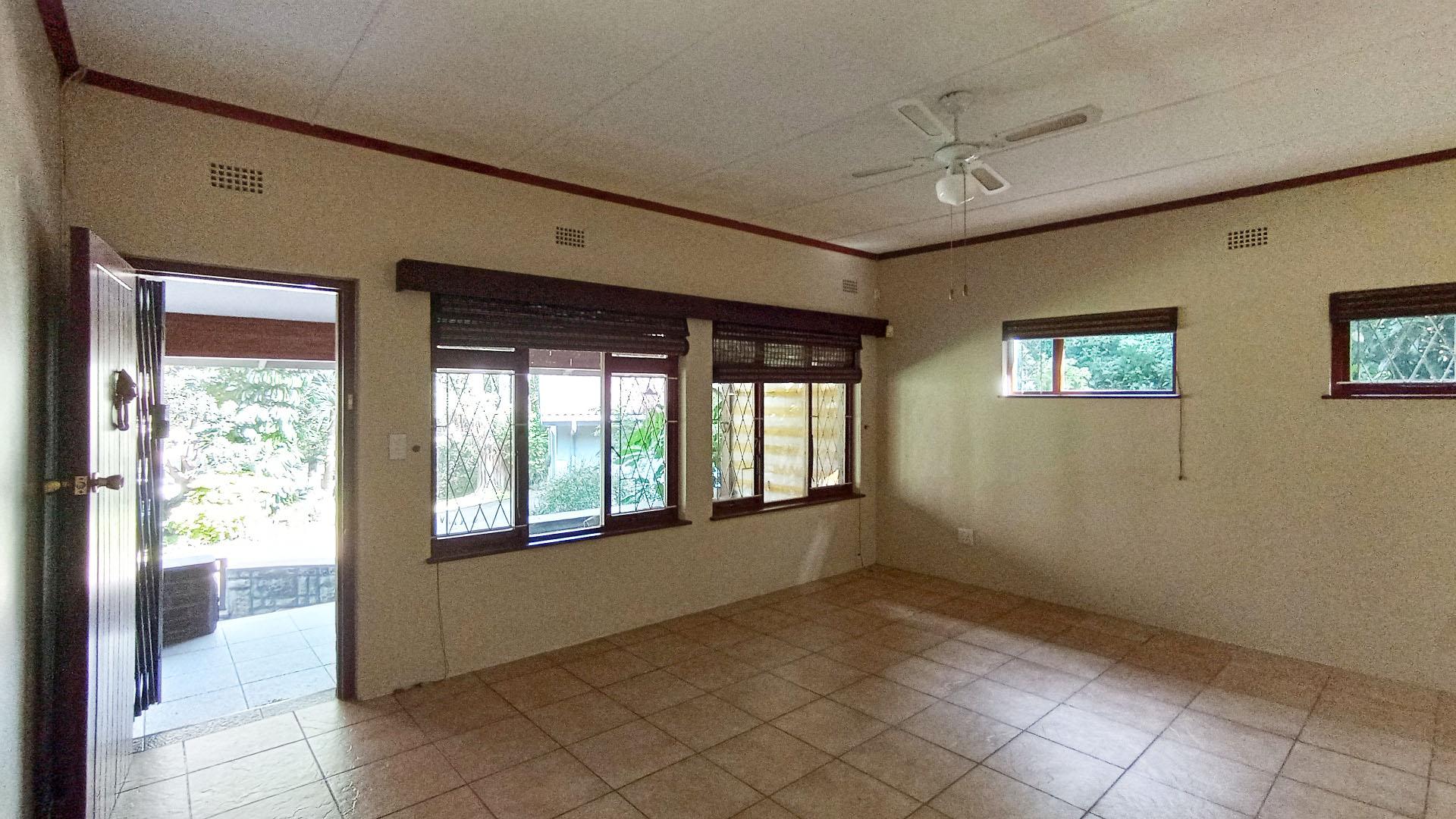 Lounges - 30 square meters of property in Umtentweni