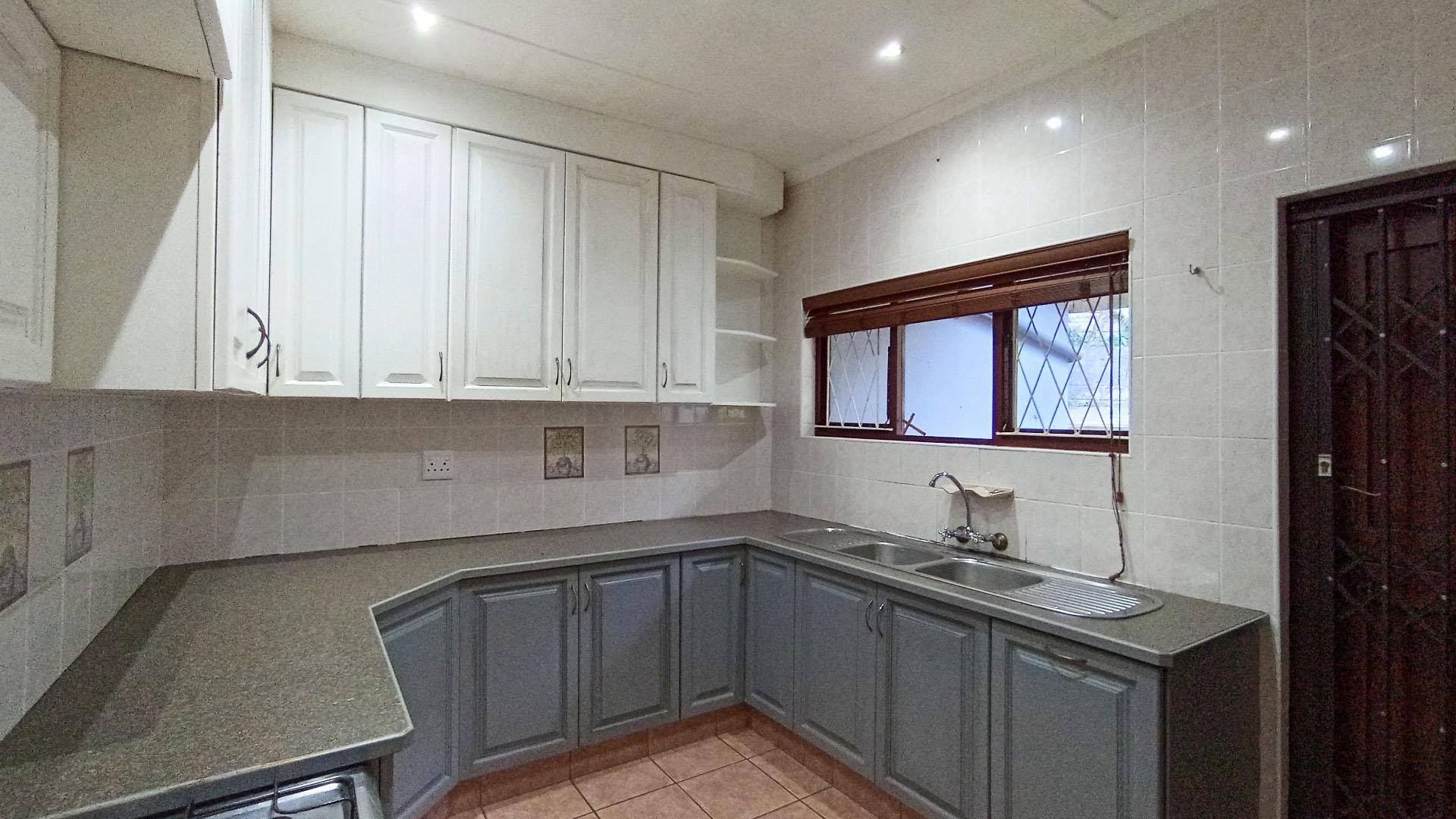 Kitchen - 14 square meters of property in Umtentweni