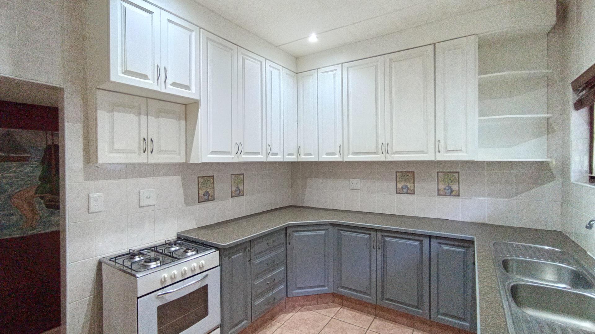 Kitchen - 14 square meters of property in Umtentweni