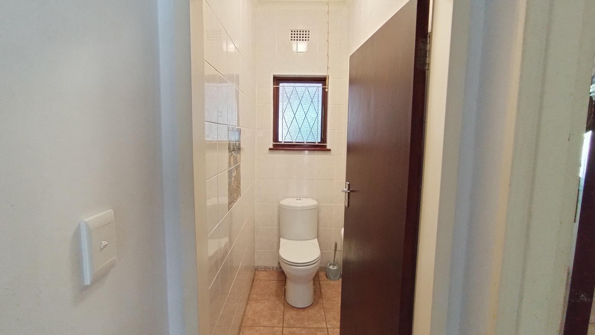 Bathroom 1 - 10 square meters of property in Umtentweni