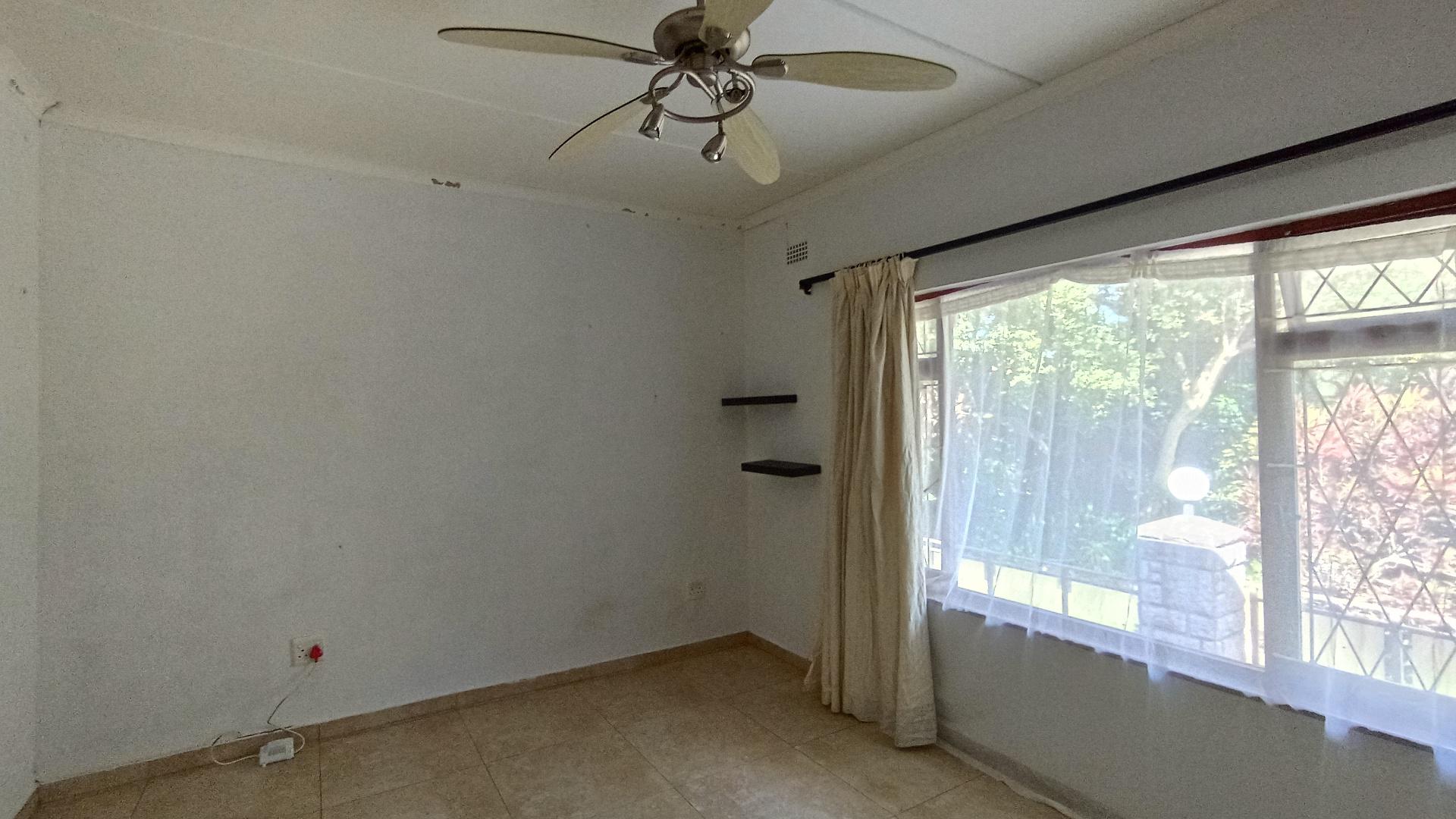 Bed Room 1 - 22 square meters of property in Umtentweni