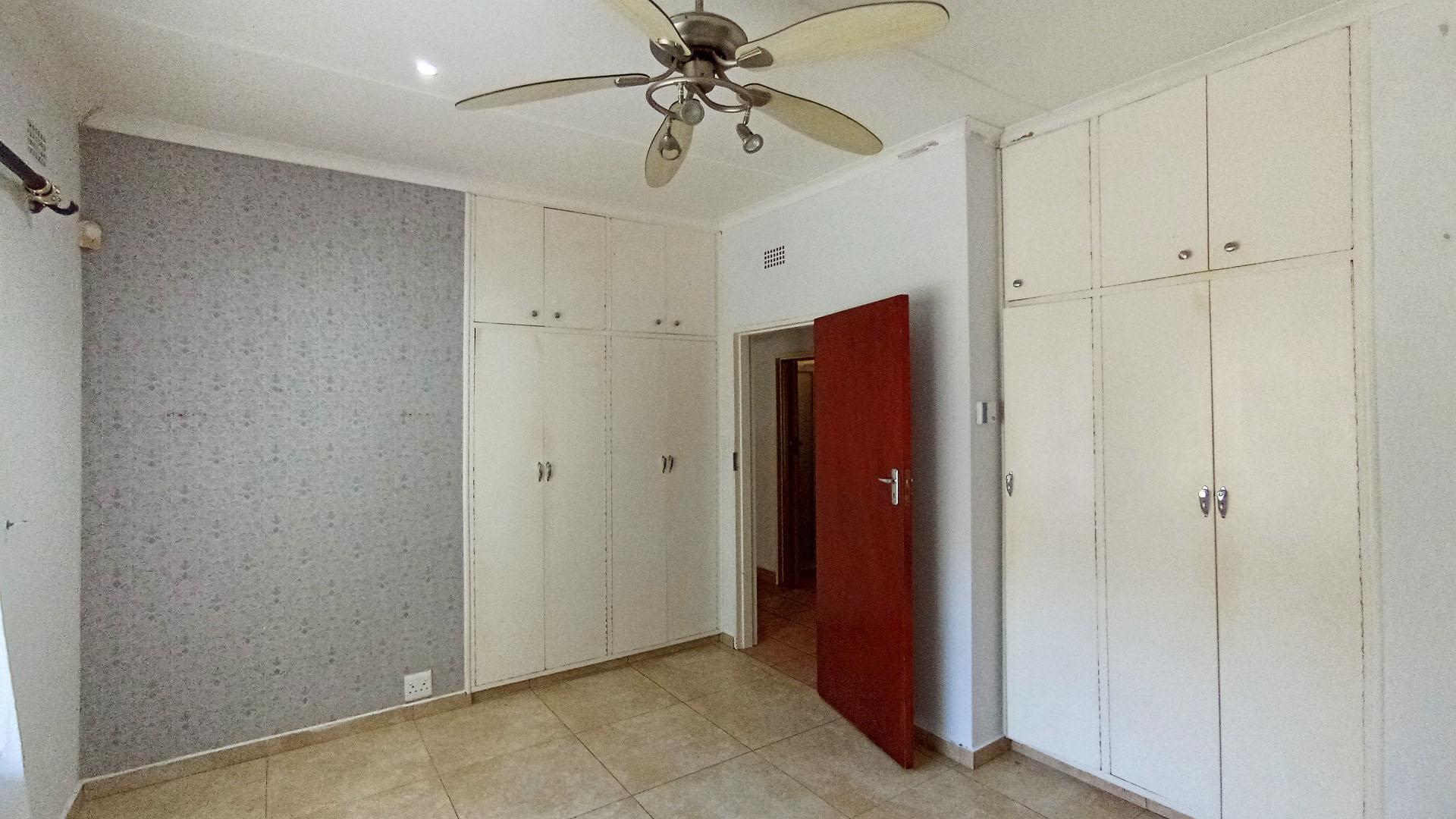 Bed Room 1 - 22 square meters of property in Umtentweni
