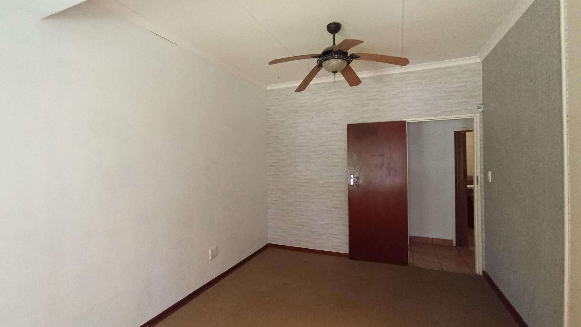 Bed Room 2 - 20 square meters of property in Umtentweni
