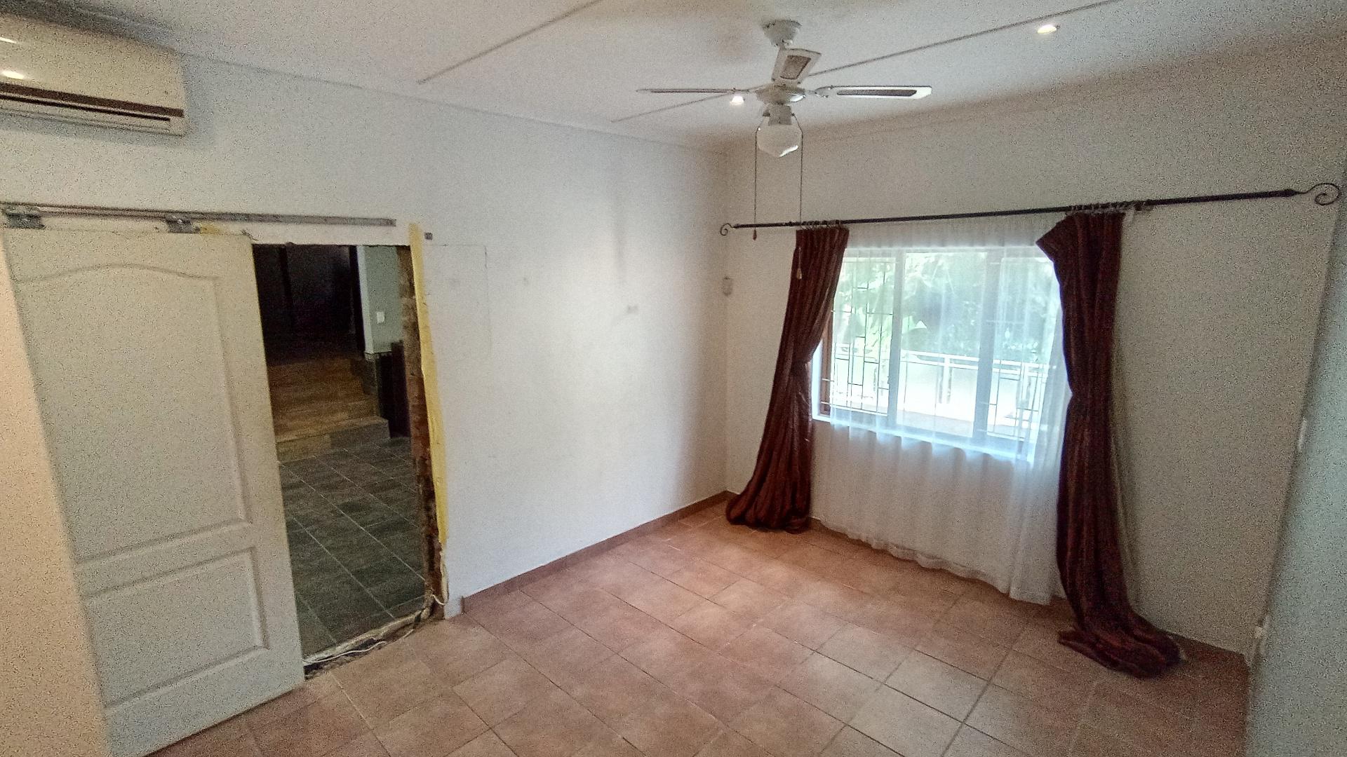 Main Bedroom - 22 square meters of property in Umtentweni