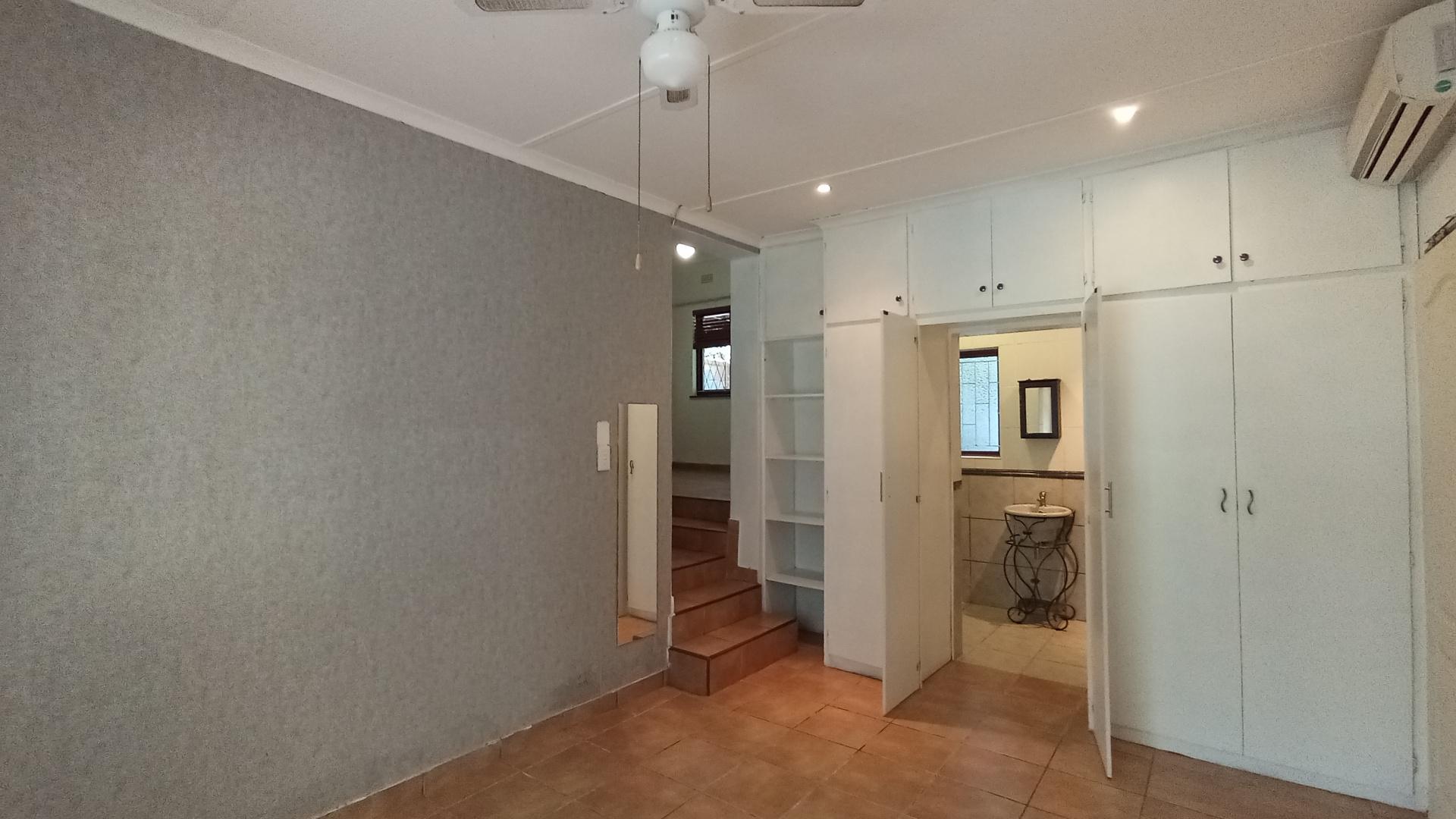 Main Bedroom - 22 square meters of property in Umtentweni