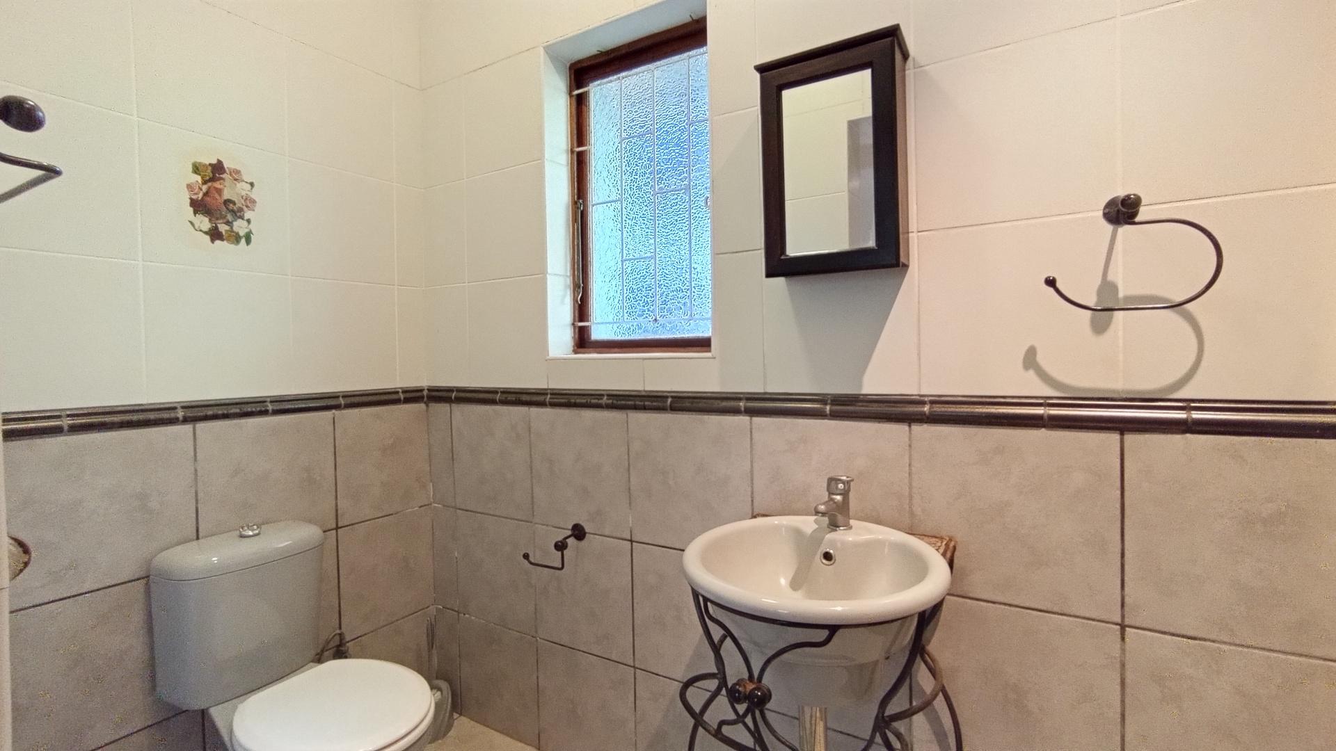 Main Bathroom - 6 square meters of property in Umtentweni