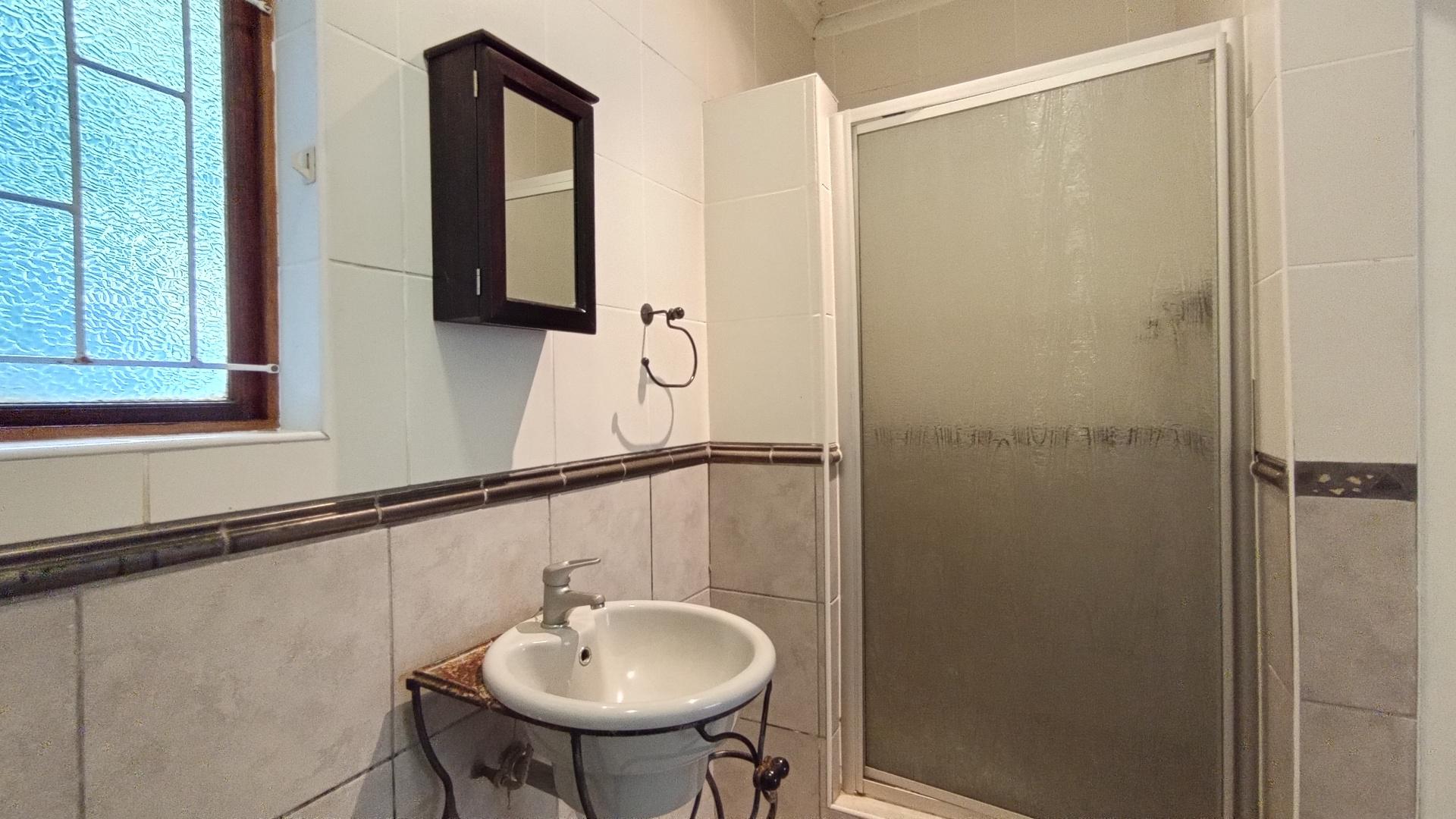 Main Bathroom - 6 square meters of property in Umtentweni