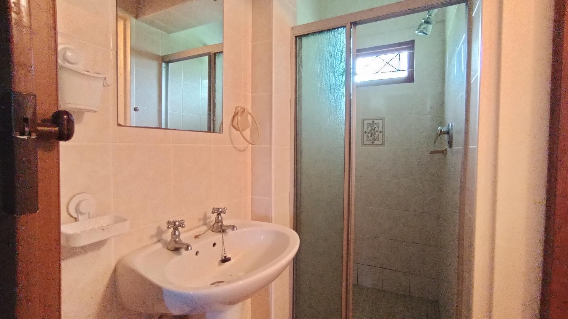 Bathroom 2 - 6 square meters of property in Umtentweni