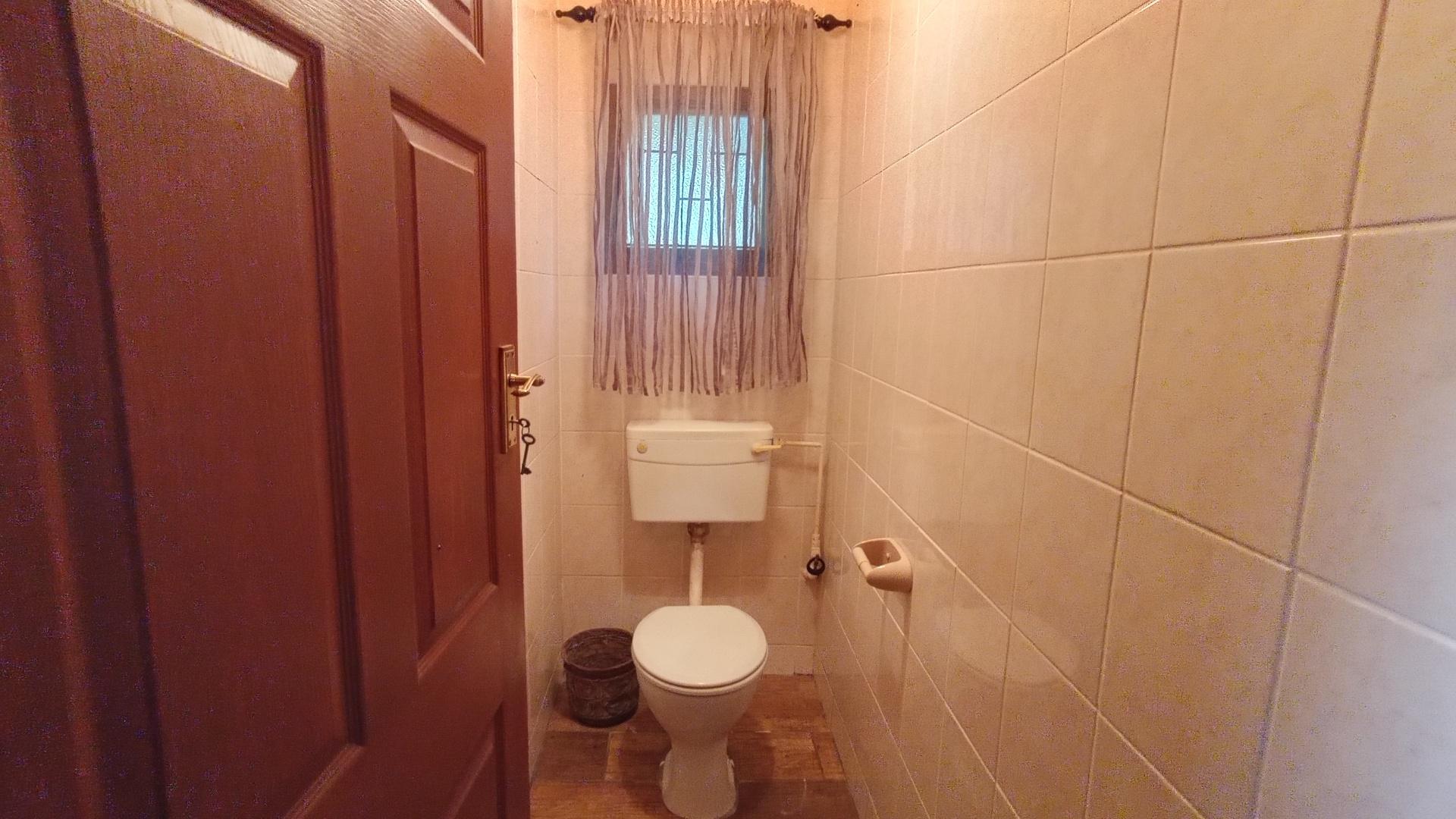 Bathroom 2 - 6 square meters of property in Umtentweni