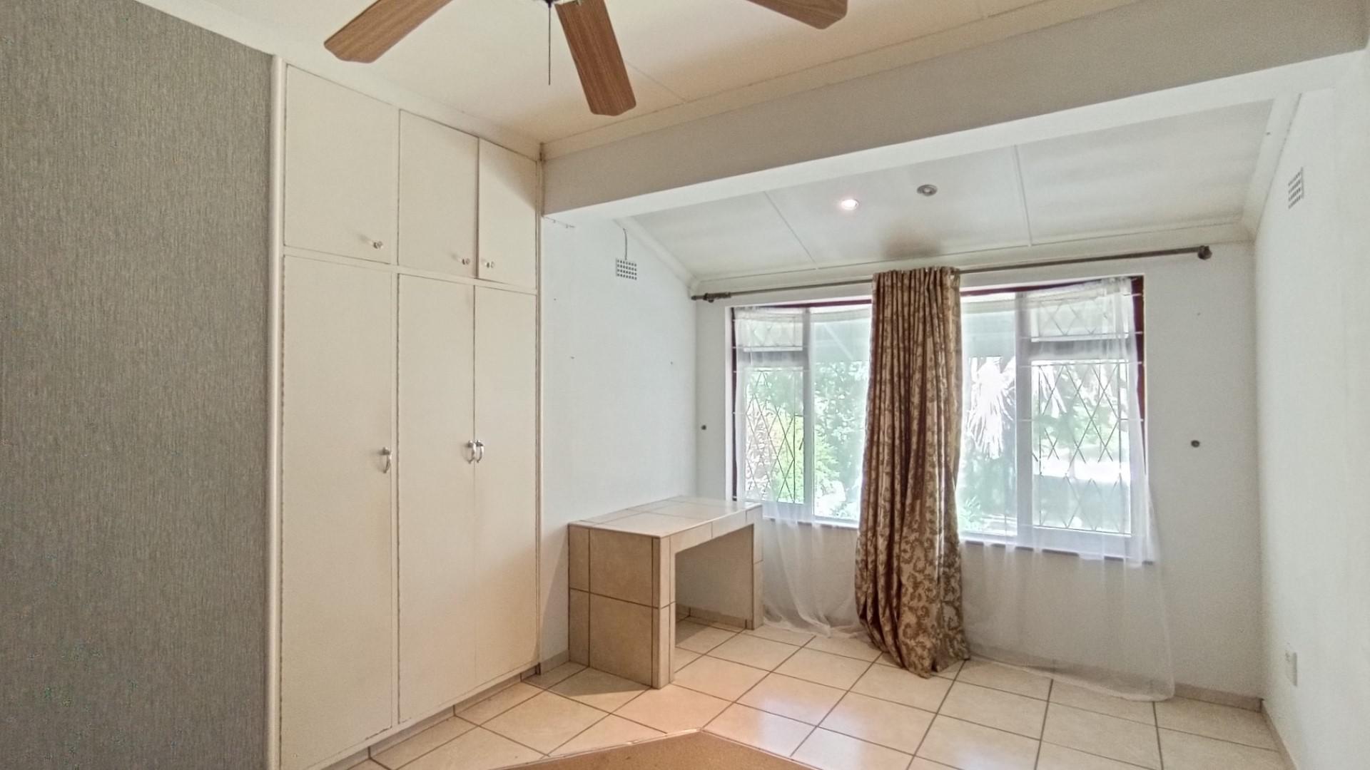 Bed Room 2 - 20 square meters of property in Umtentweni