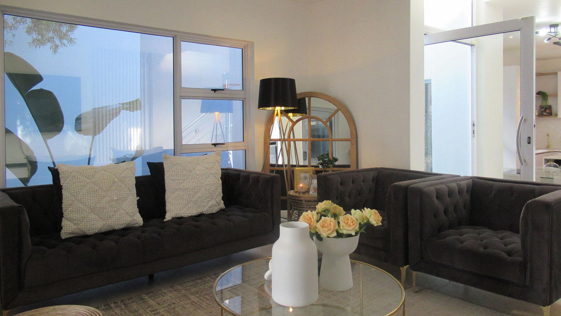 Lounges - 28 square meters of property in Ferndale - JHB