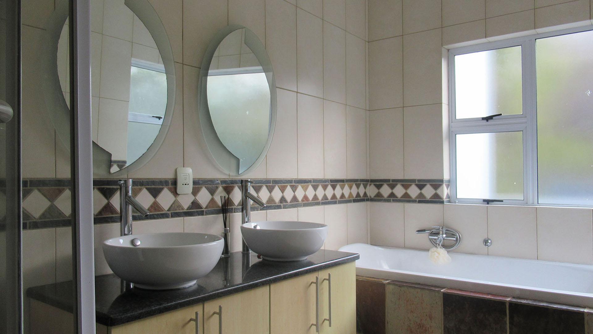 Main Bathroom - 9 square meters of property in Ferndale - JHB