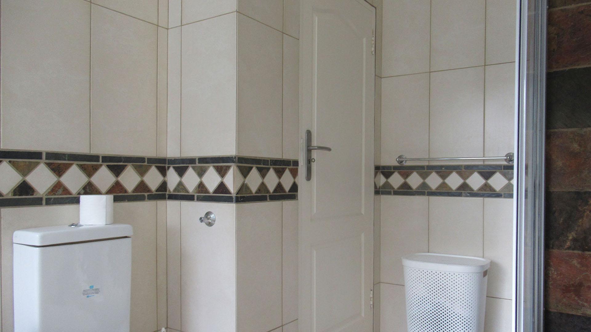 Main Bathroom - 9 square meters of property in Ferndale - JHB