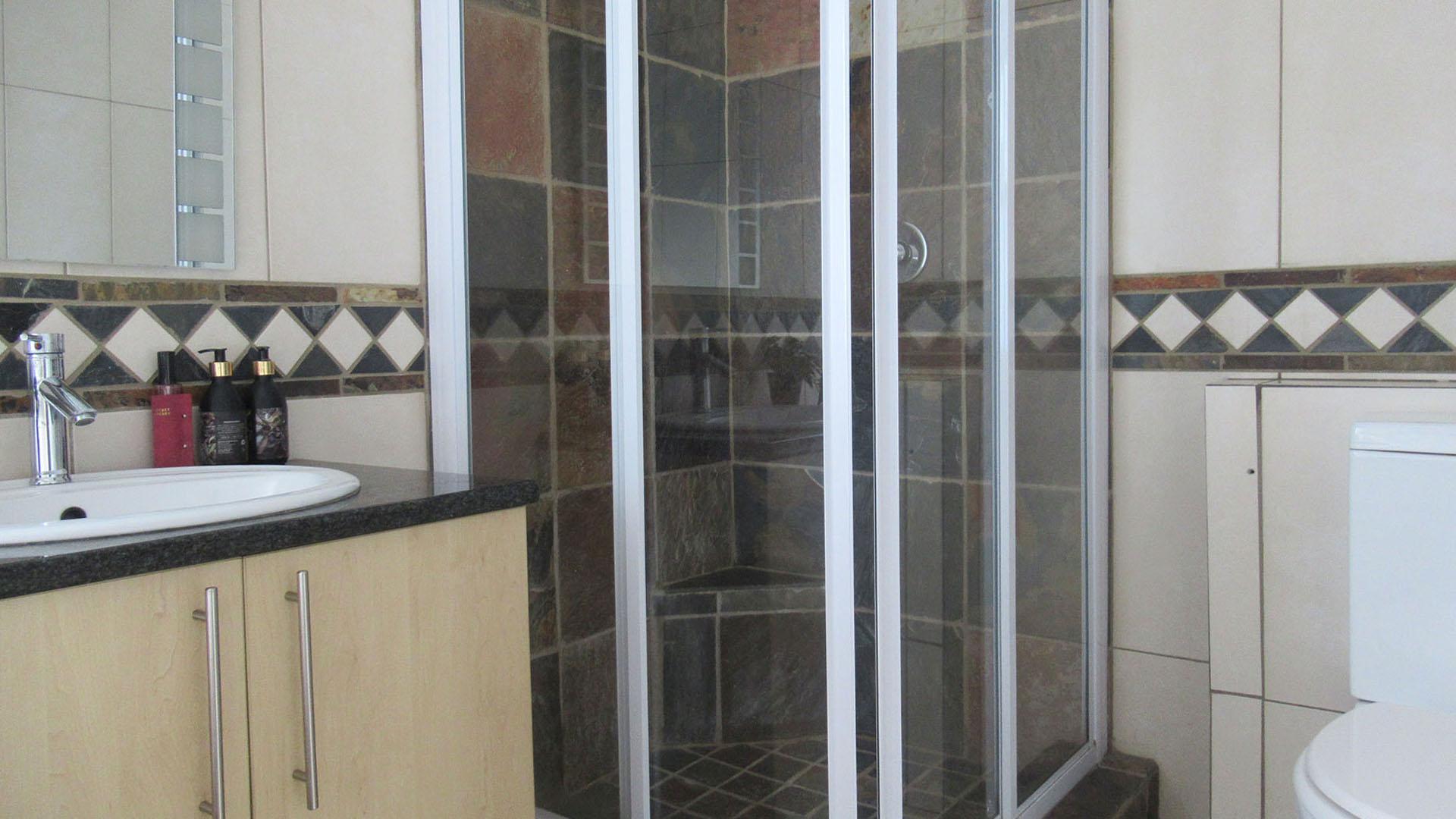 Bathroom 1 - 8 square meters of property in Ferndale - JHB