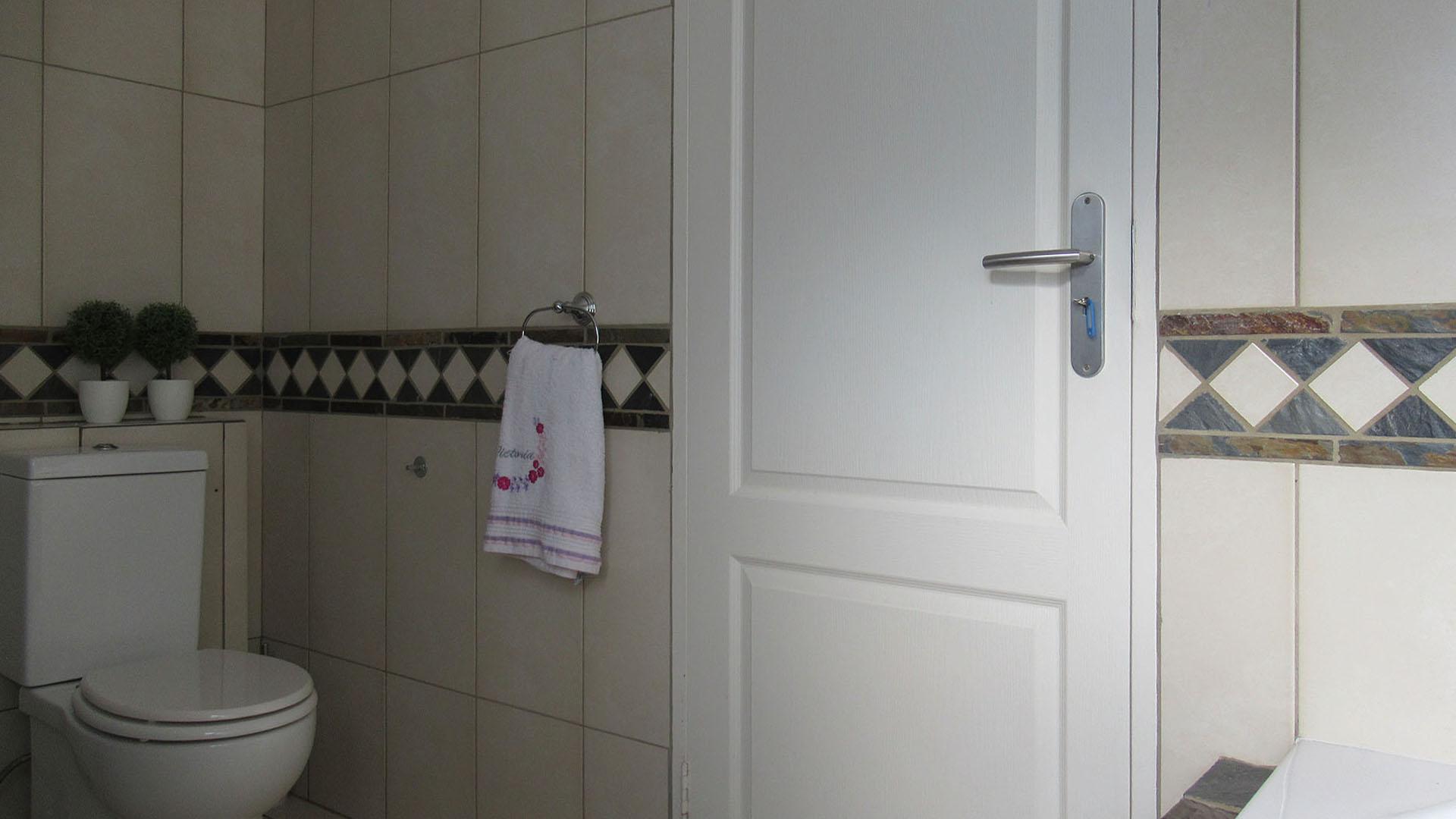 Bathroom 1 - 8 square meters of property in Ferndale - JHB