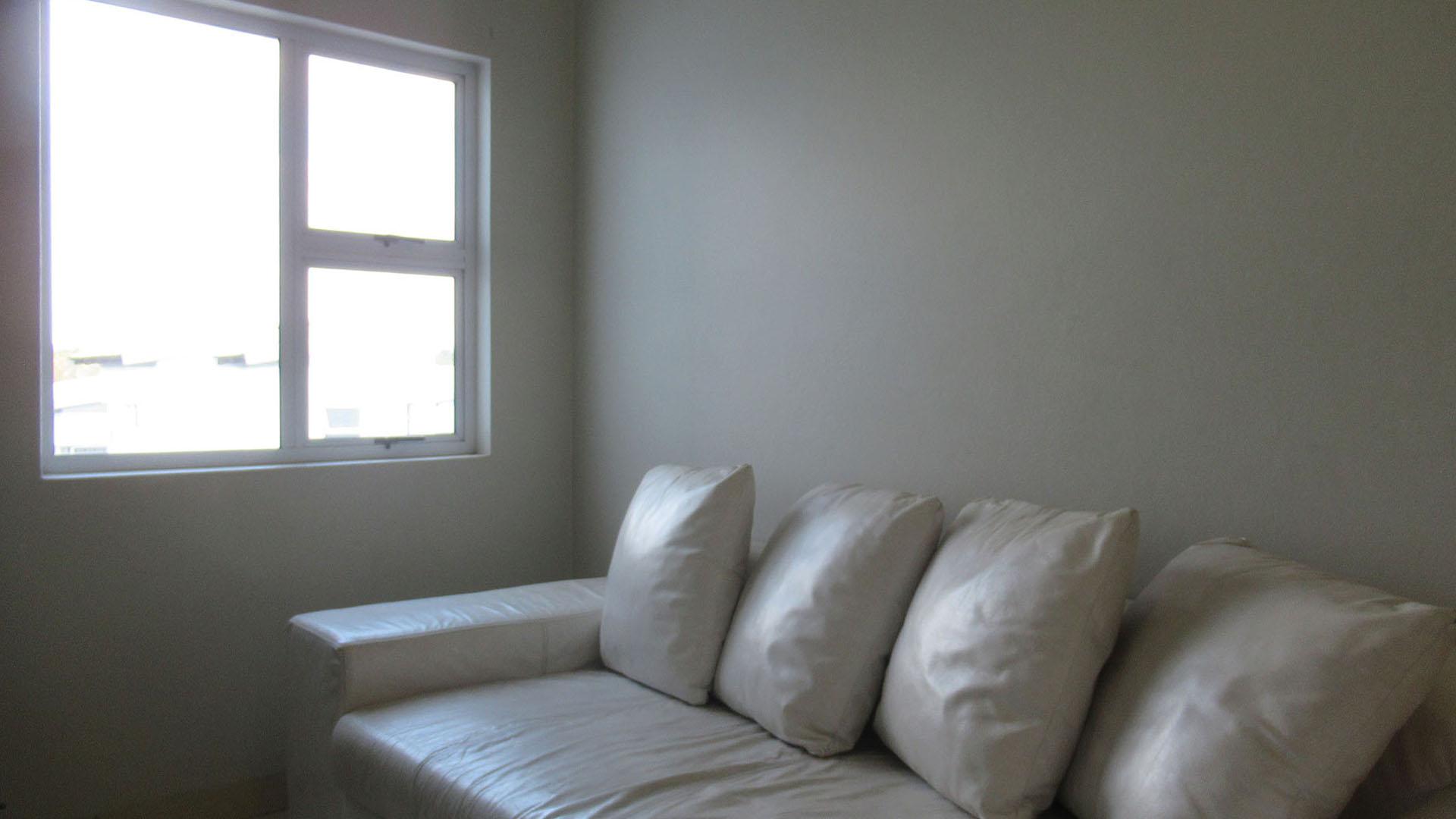 Lounges - 28 square meters of property in Ferndale - JHB