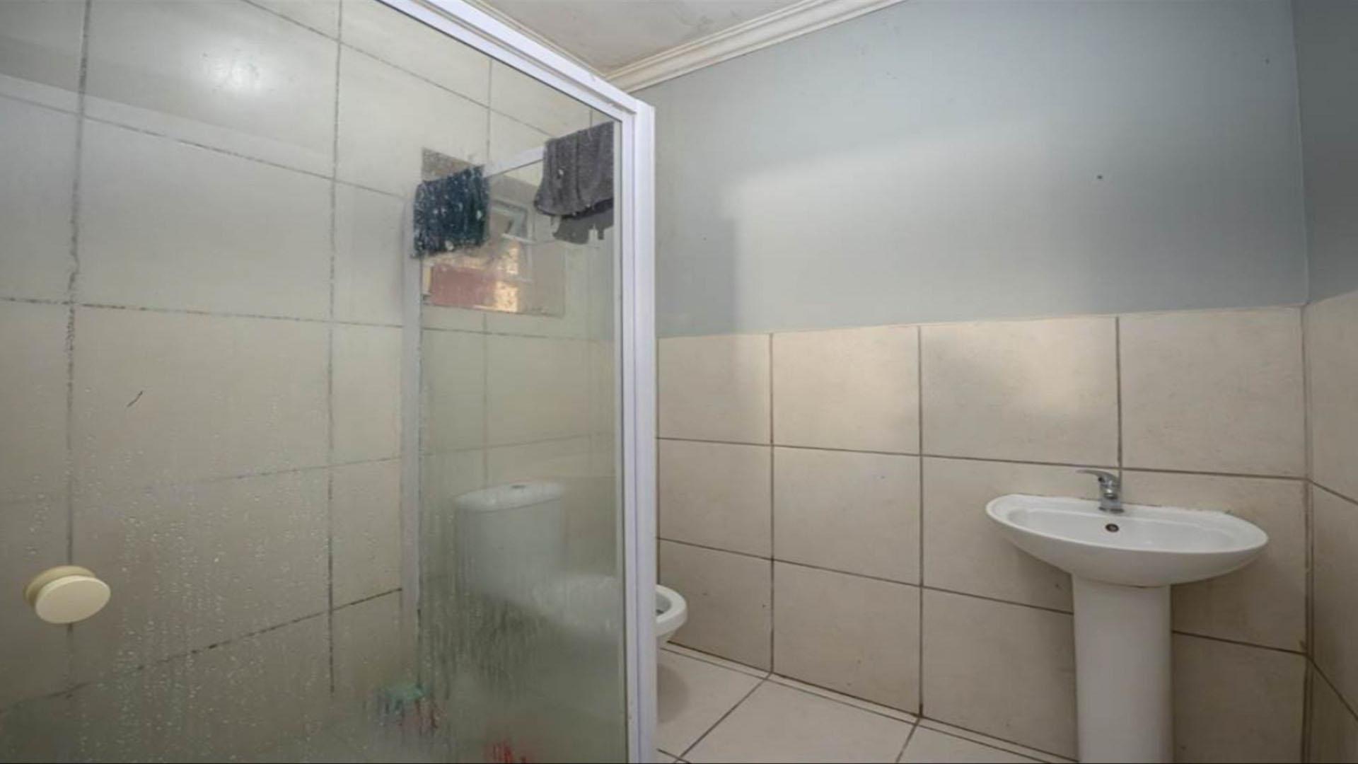 Bathroom 1 - 5 square meters of property in Klapmuts