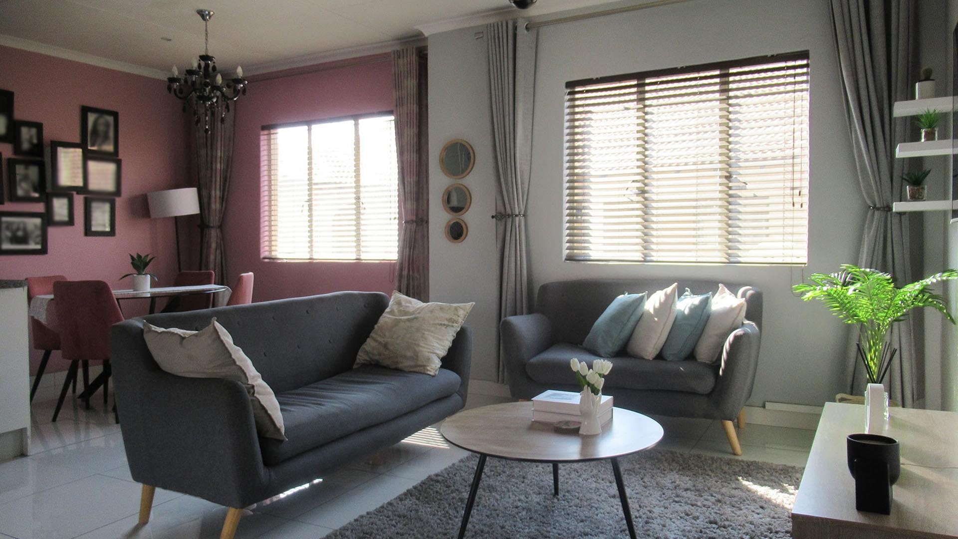 Lounges - 15 square meters of property in Noordhang