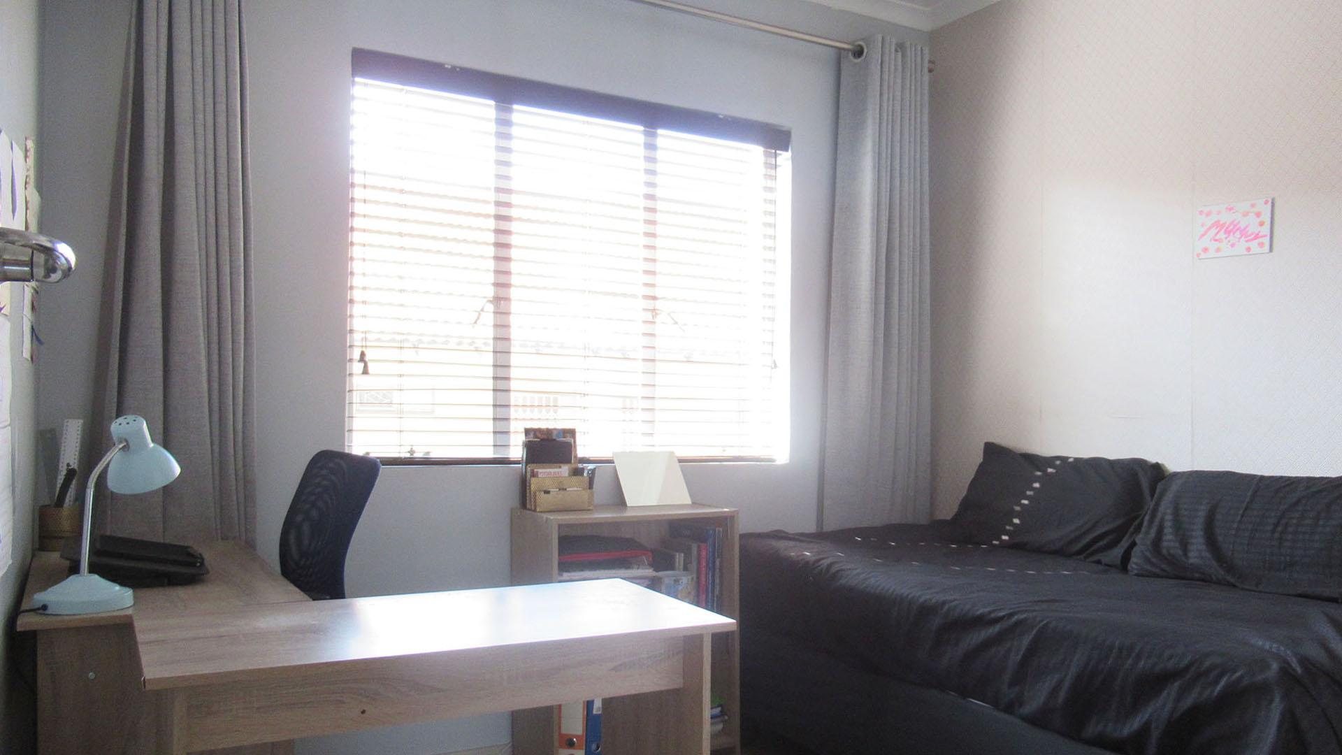 Bed Room 1 - 8 square meters of property in Noordhang