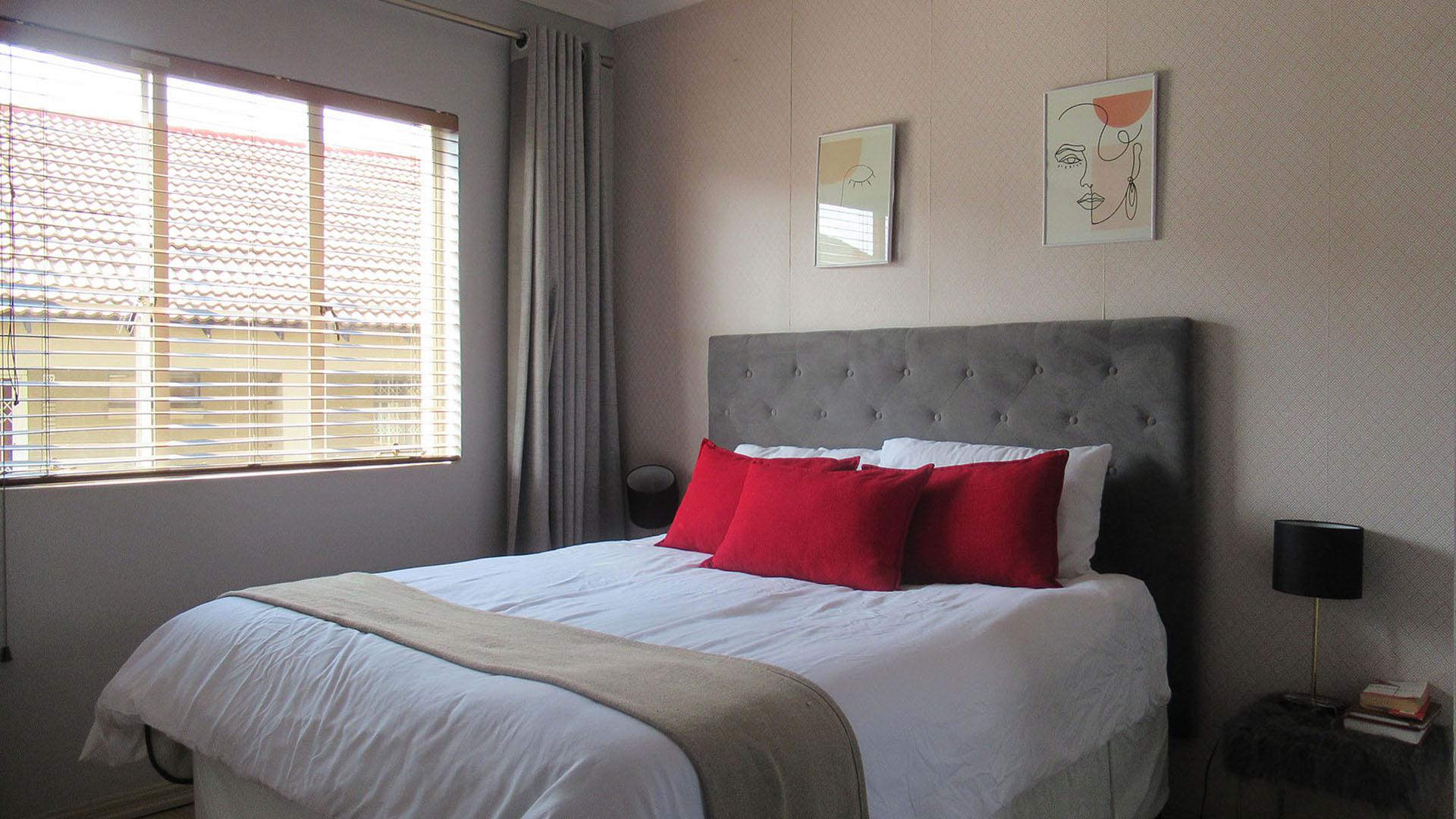 Main Bedroom - 15 square meters of property in Noordhang