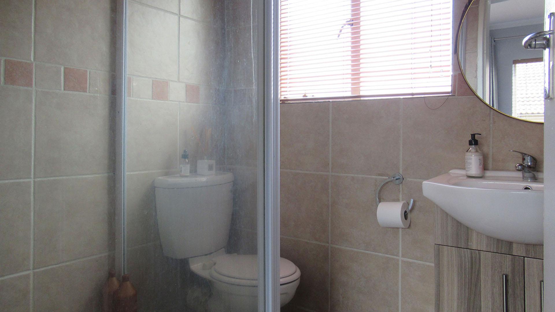 Main Bathroom - 4 square meters of property in Noordhang