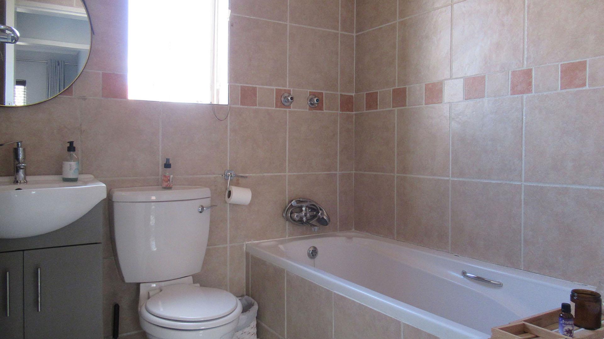Bathroom 1 - 5 square meters of property in Noordhang