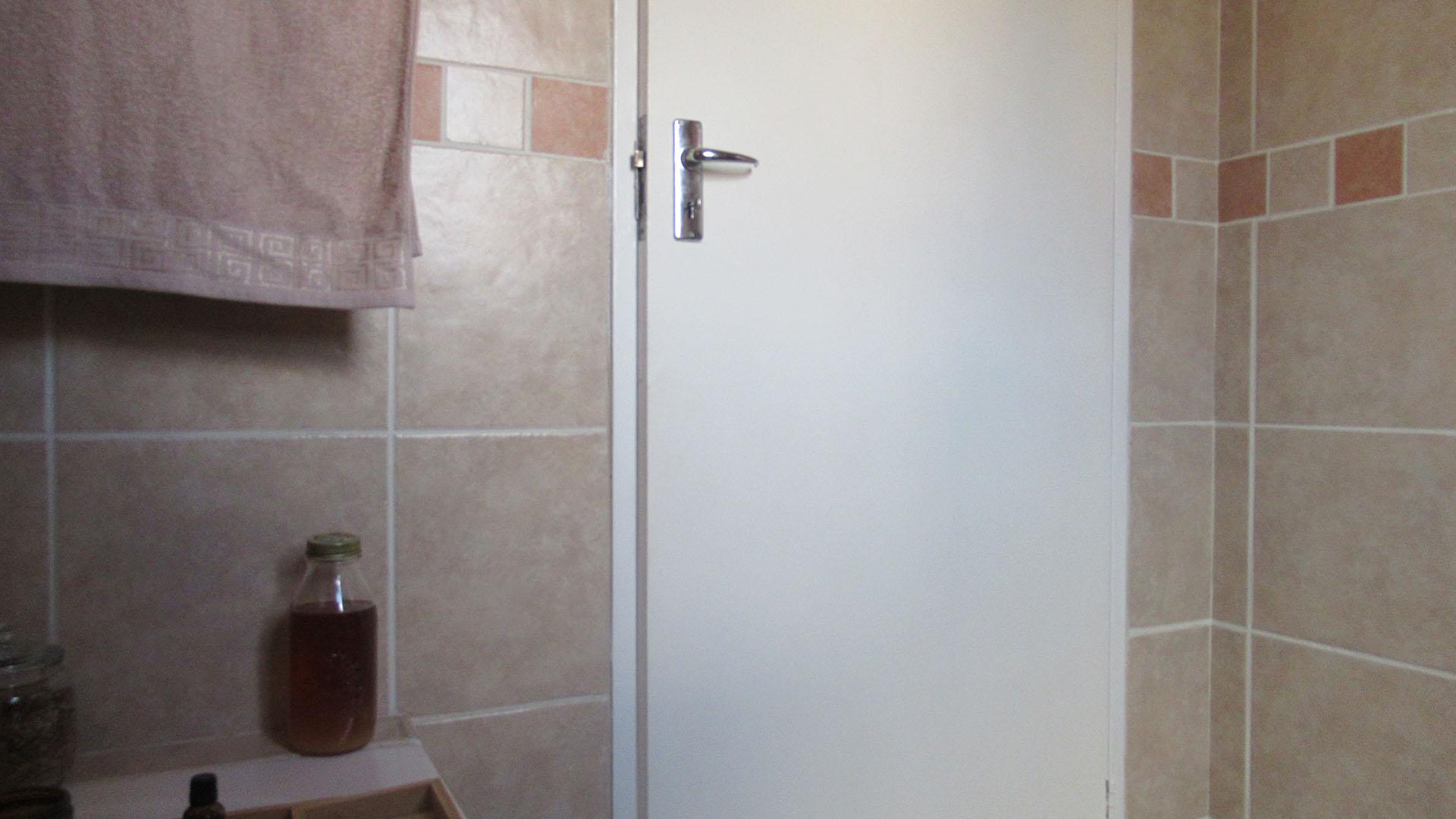Bathroom 1 - 5 square meters of property in Noordhang