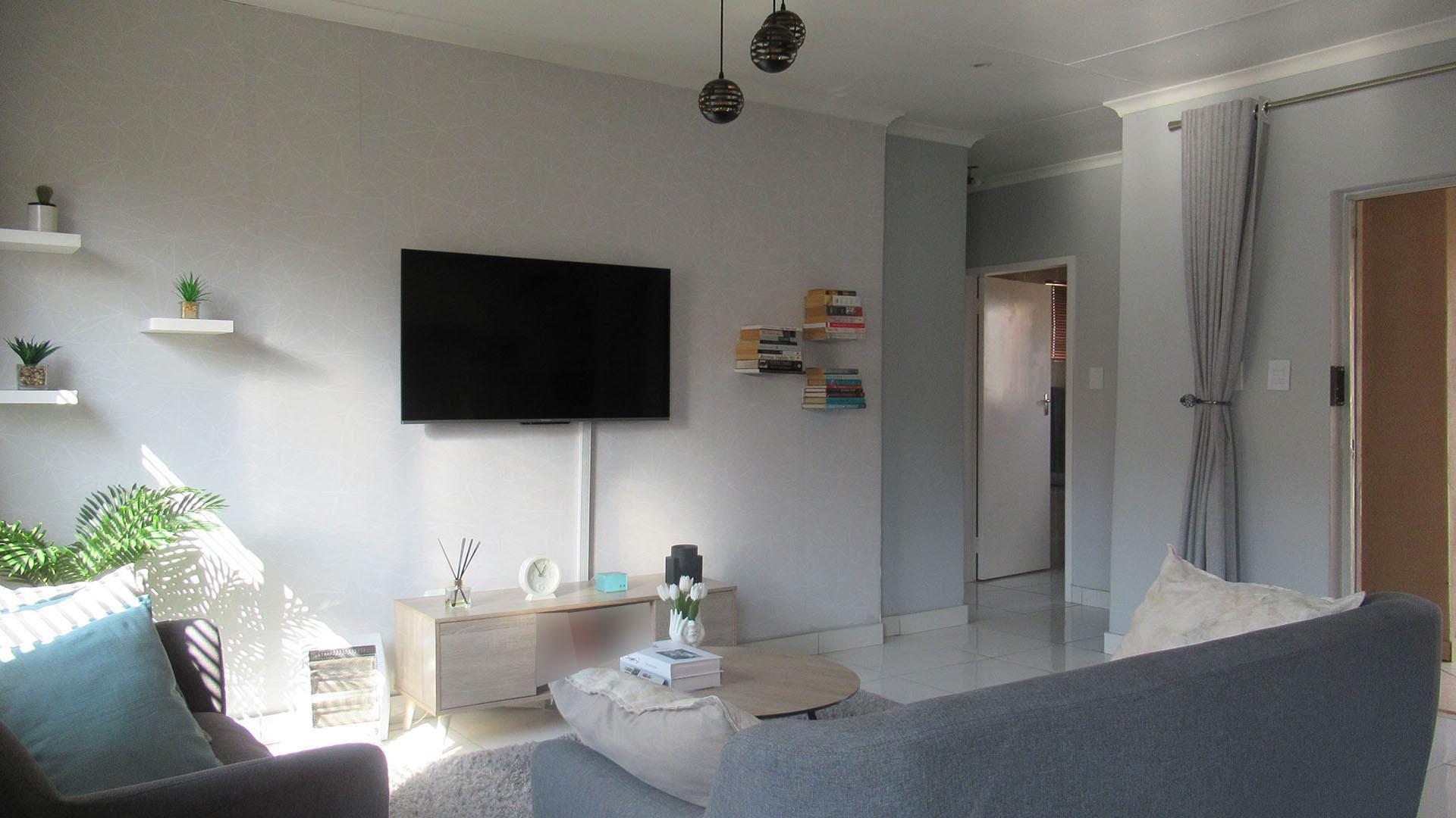 Lounges - 15 square meters of property in Noordhang