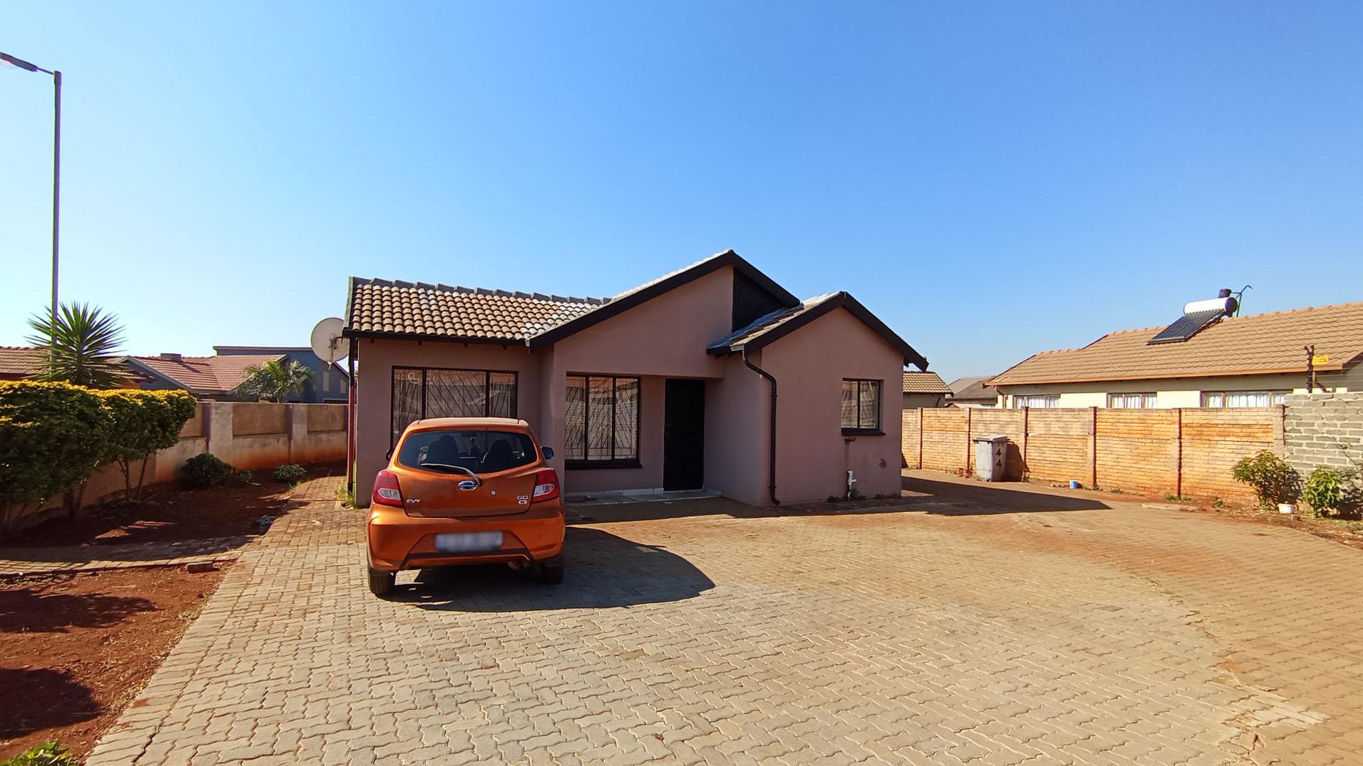 Front View of property in The Orchards