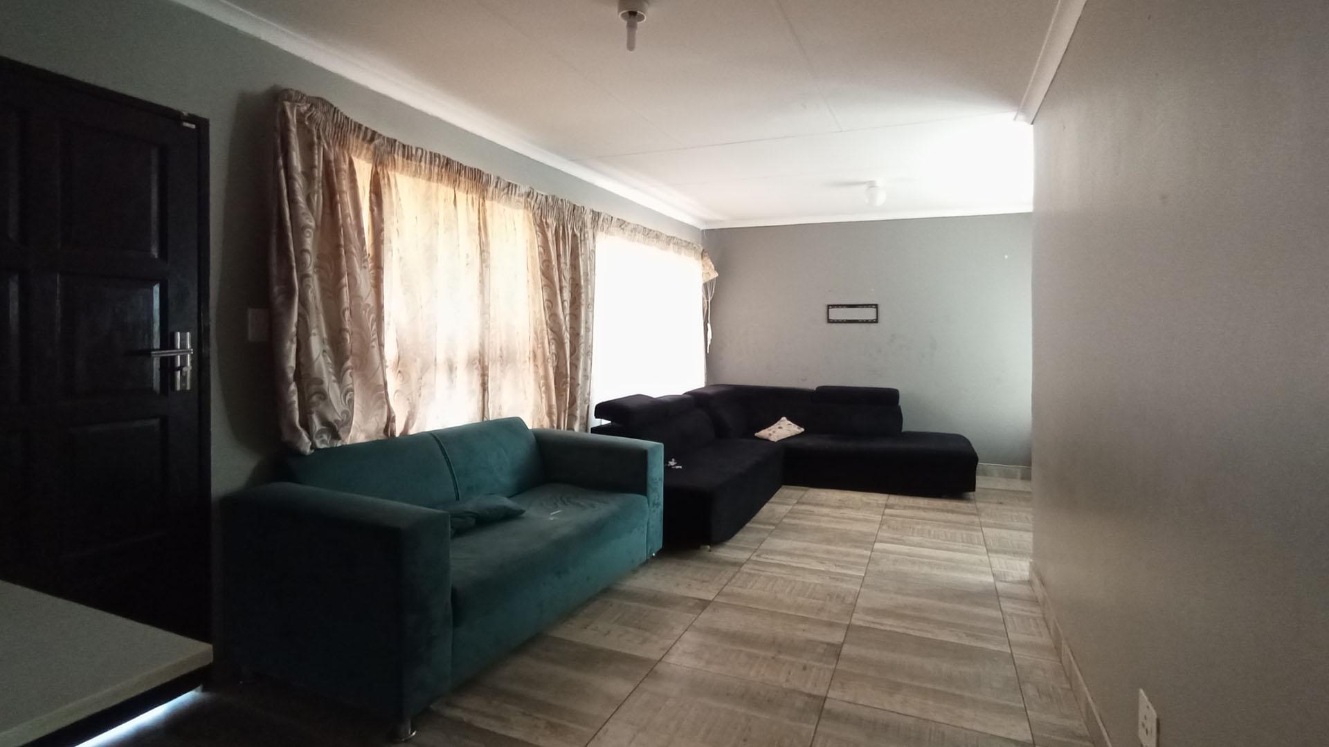 Lounges - 21 square meters of property in The Orchards