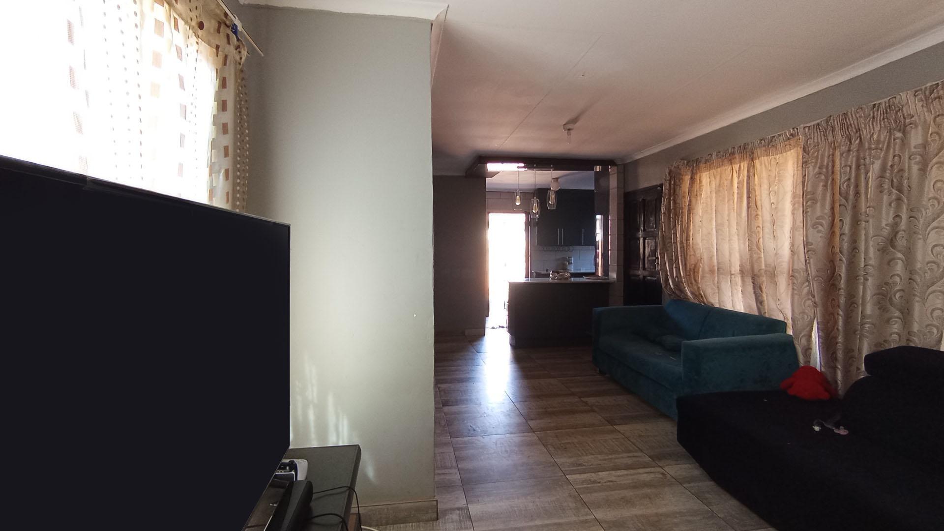 Lounges - 21 square meters of property in The Orchards