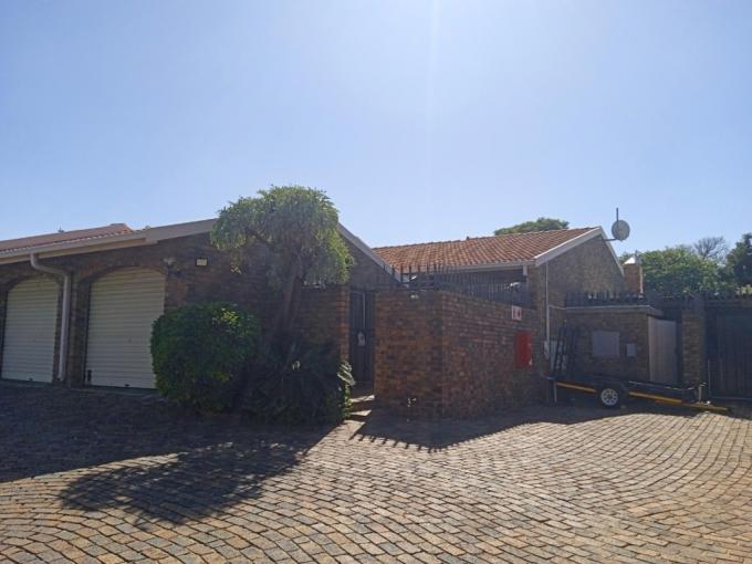 2 Bedroom Simplex for Sale For Sale in South Crest - MR678756