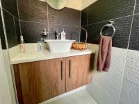  of property in Glenvista