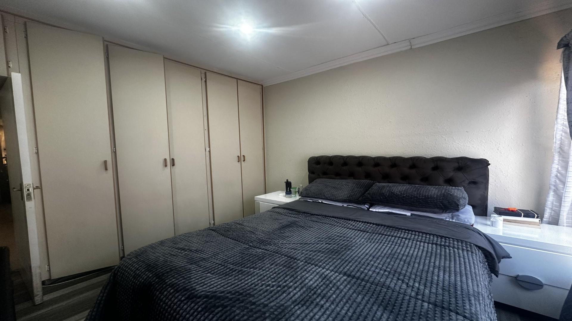 Bed Room 1 of property in Bloemfontein Central