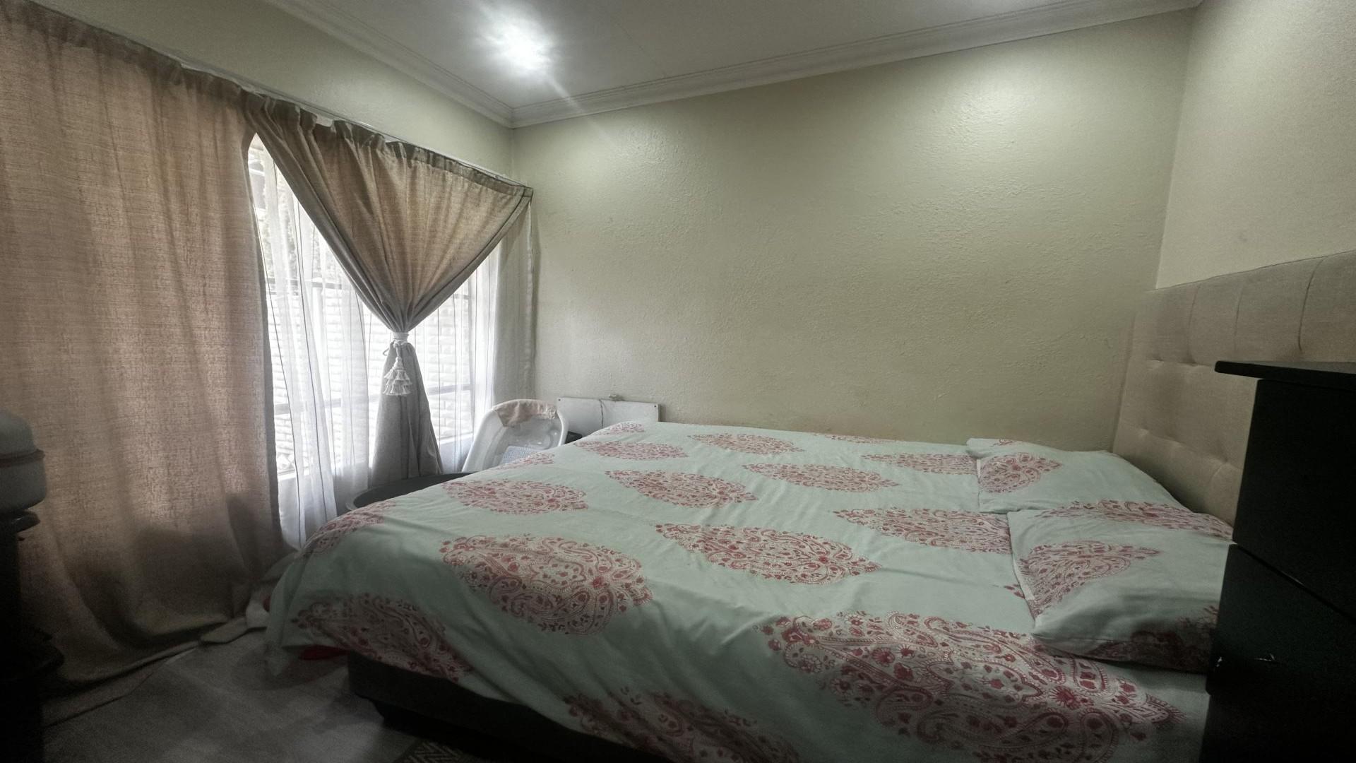 Bed Room 2 of property in Bloemfontein Central