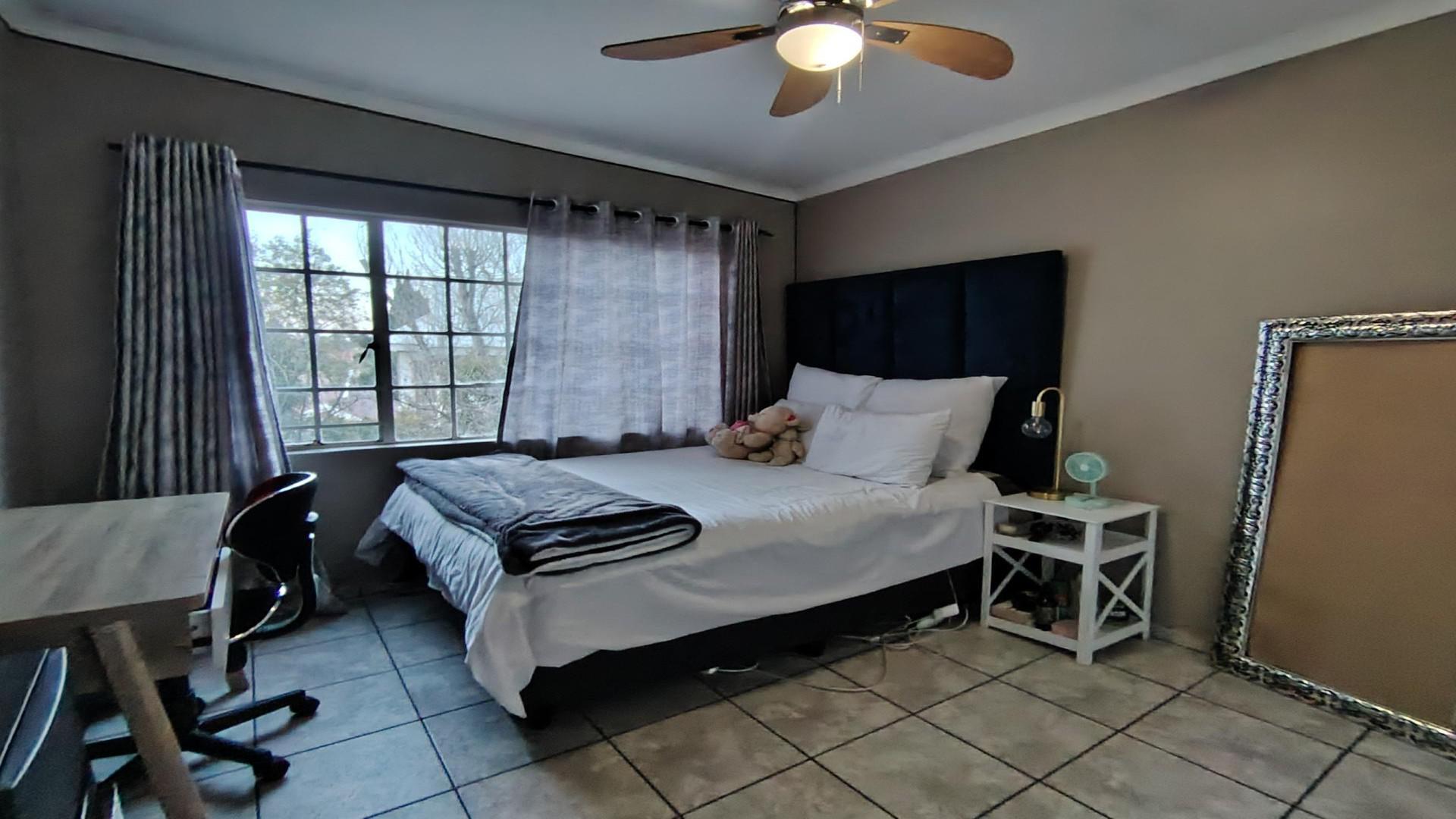 Bed Room 1 of property in Bloemfontein