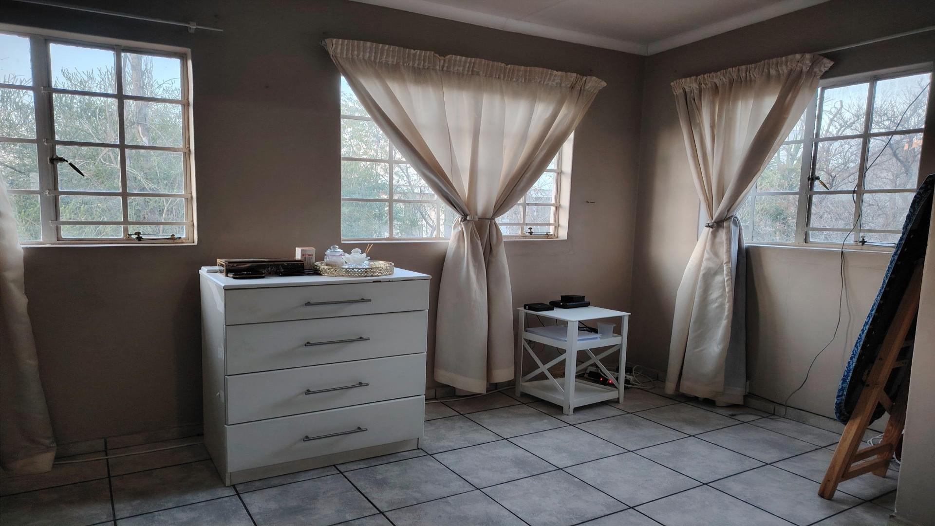Main Bedroom of property in Bloemfontein