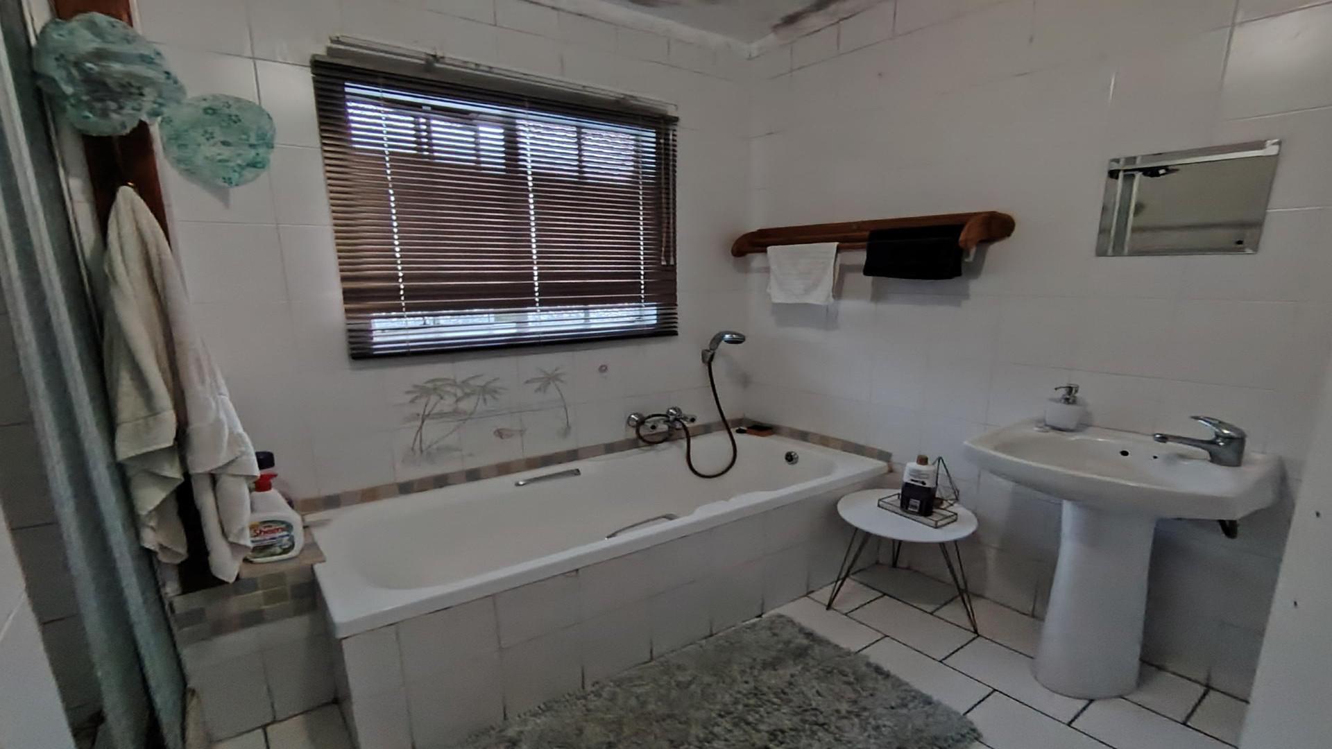 Main Bathroom of property in Bloemfontein
