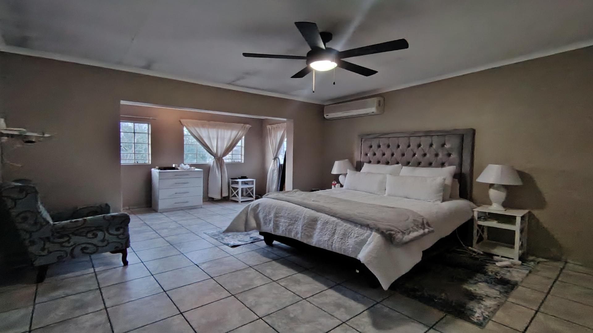 Main Bedroom of property in Bloemfontein