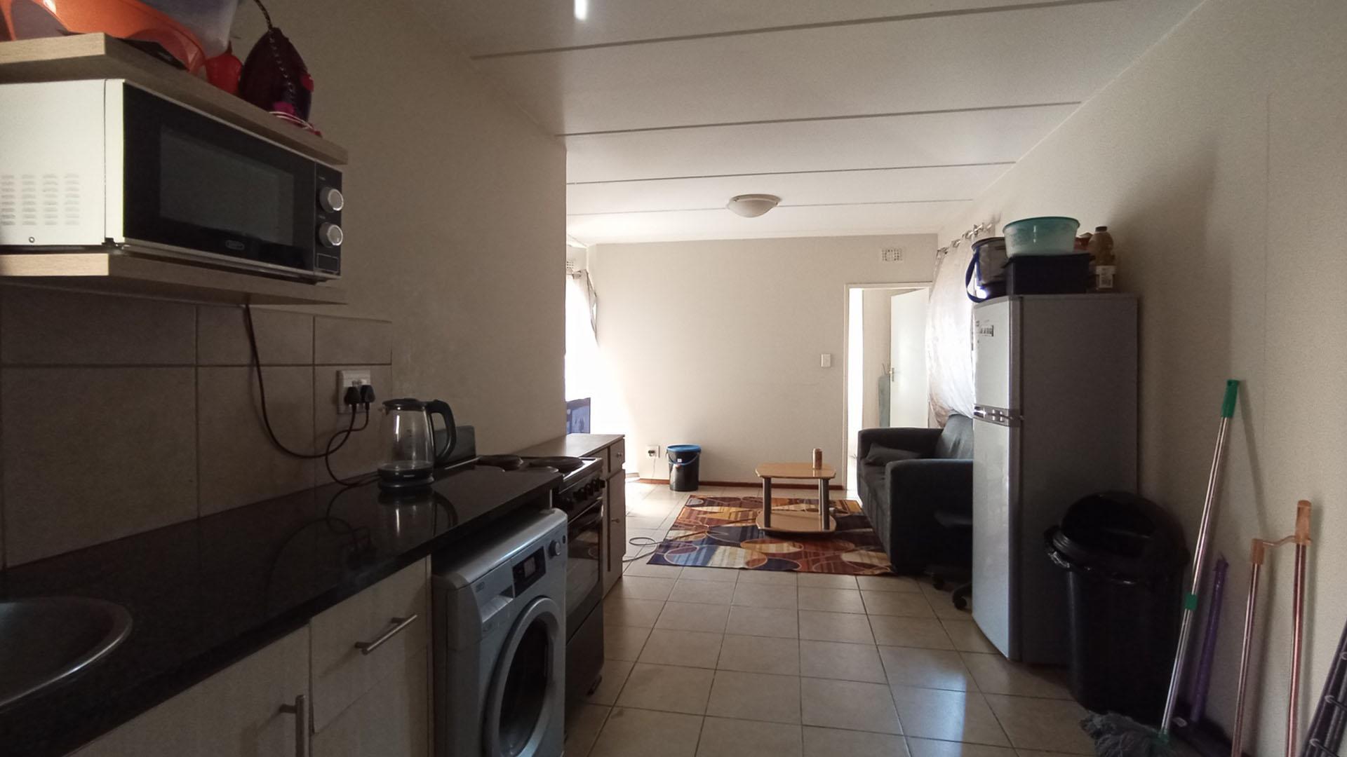 Kitchen - 10 square meters of property in Erand Gardens